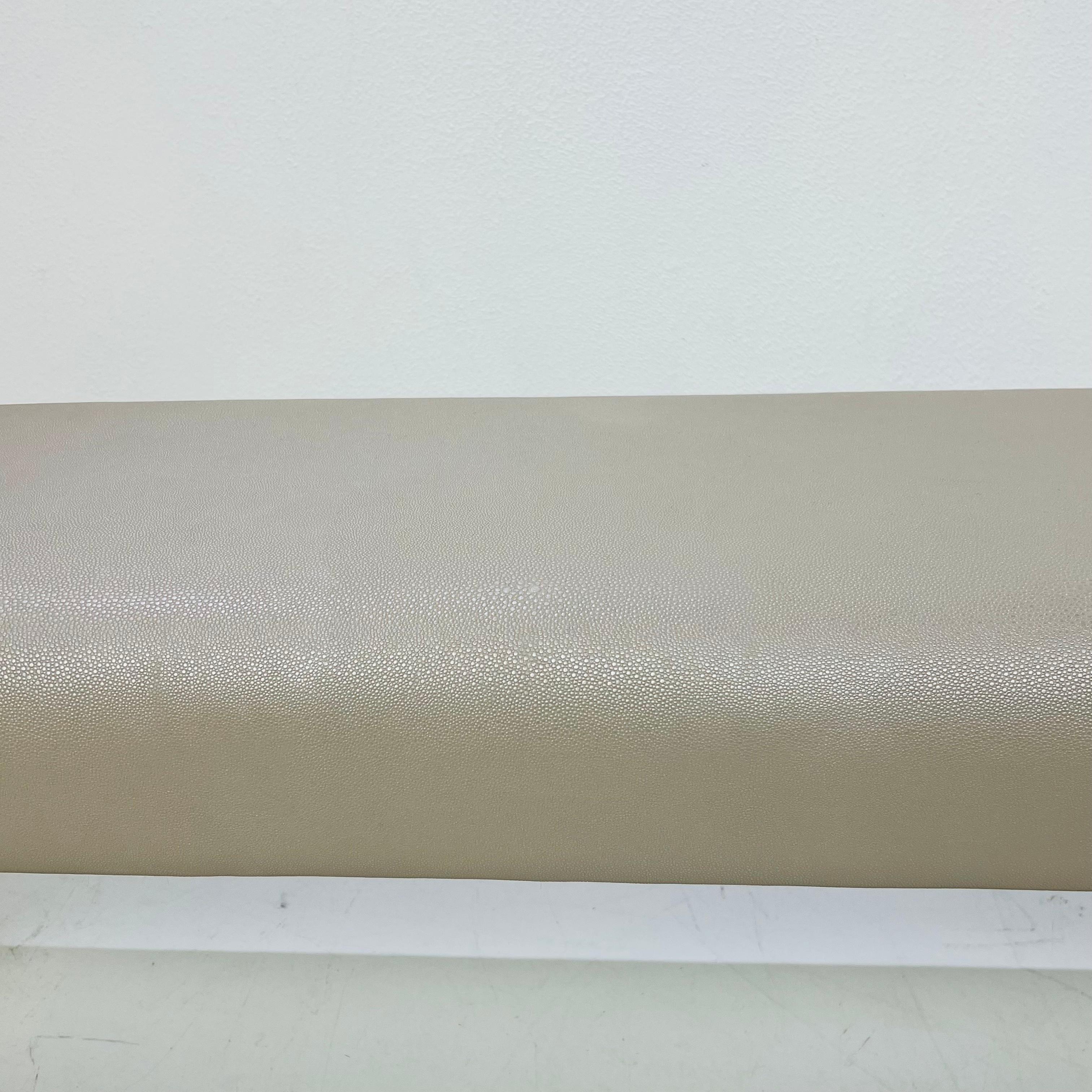 Panchina in finto zigrino con accenti in ottone in vendita 12