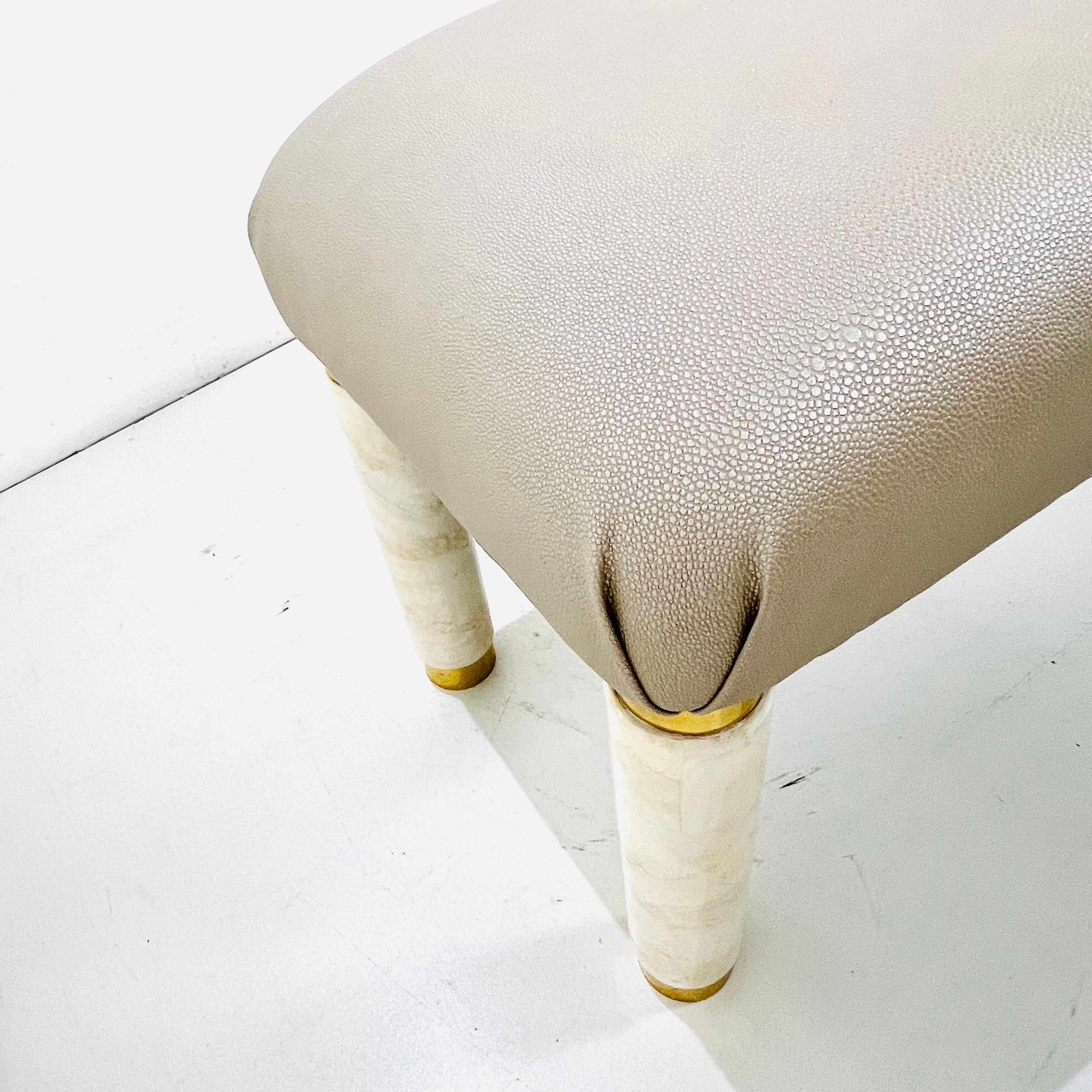 Ottone Panchina in finto zigrino con accenti in ottone in vendita