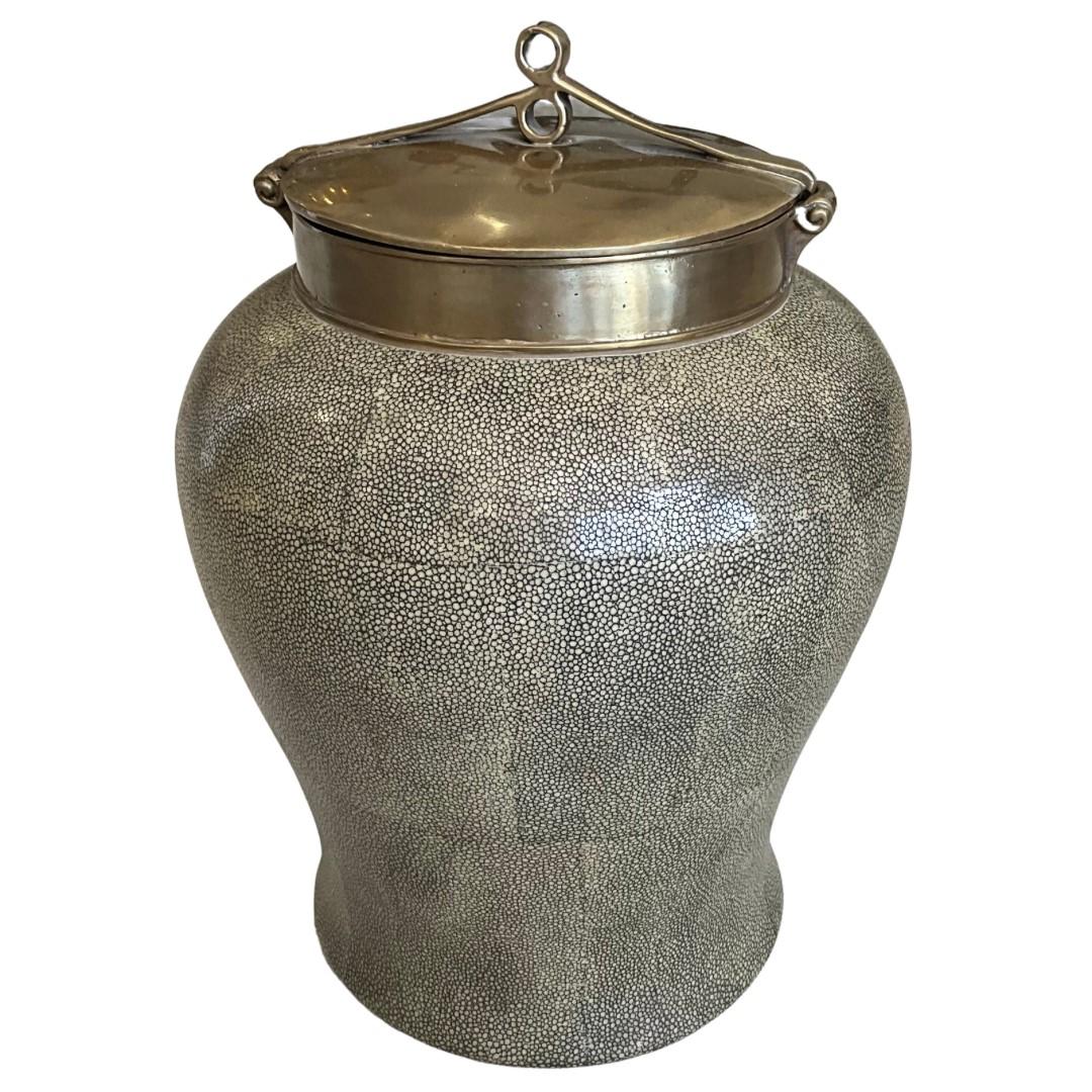 Vintage Faux Shagreen (Stingray) Finish Pot with Brass Accents & Lid

Light Grey Ceramic Interior with Matte Grey & Beige Tones Faux Shagreen Finish

Fully removeable lid

In overall Excellent Condition with no visible marks or scratches

    