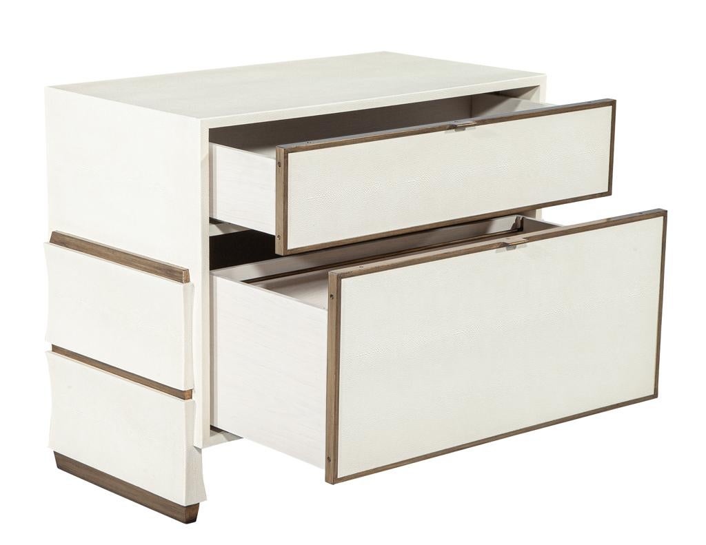 Presentamos nuestro Armario de Oficina Moderno Shagreen, una impresionante mezcla de estilo y funcionalidad. Con un lujoso exterior de piel de zapa de color crema, este armario añade un toque sofisticado a cualquier espacio de trabajo. Las elegantes