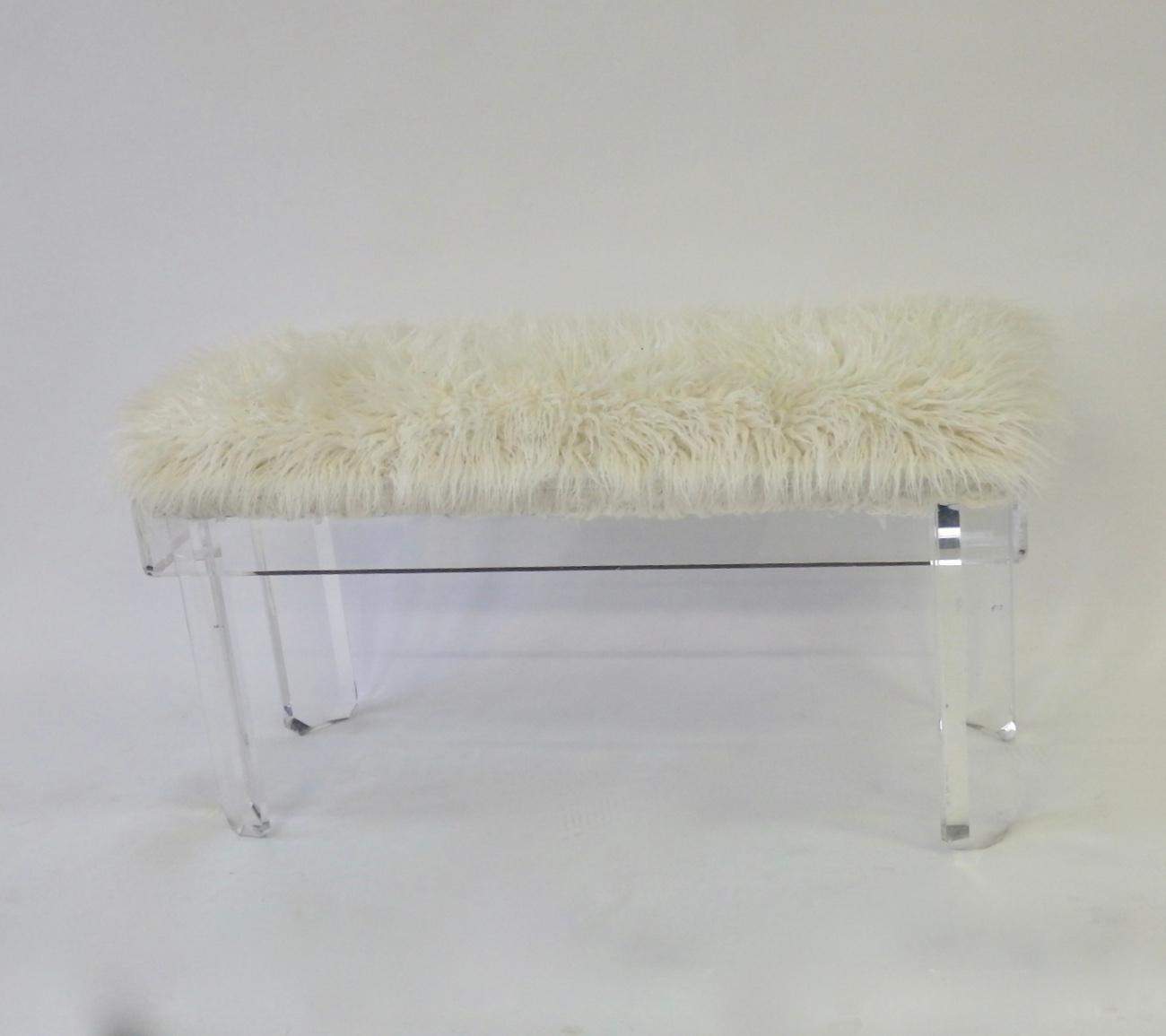 Américain Banc en acrylique et Lucite tapissé de fausse fourrure blanche en vente