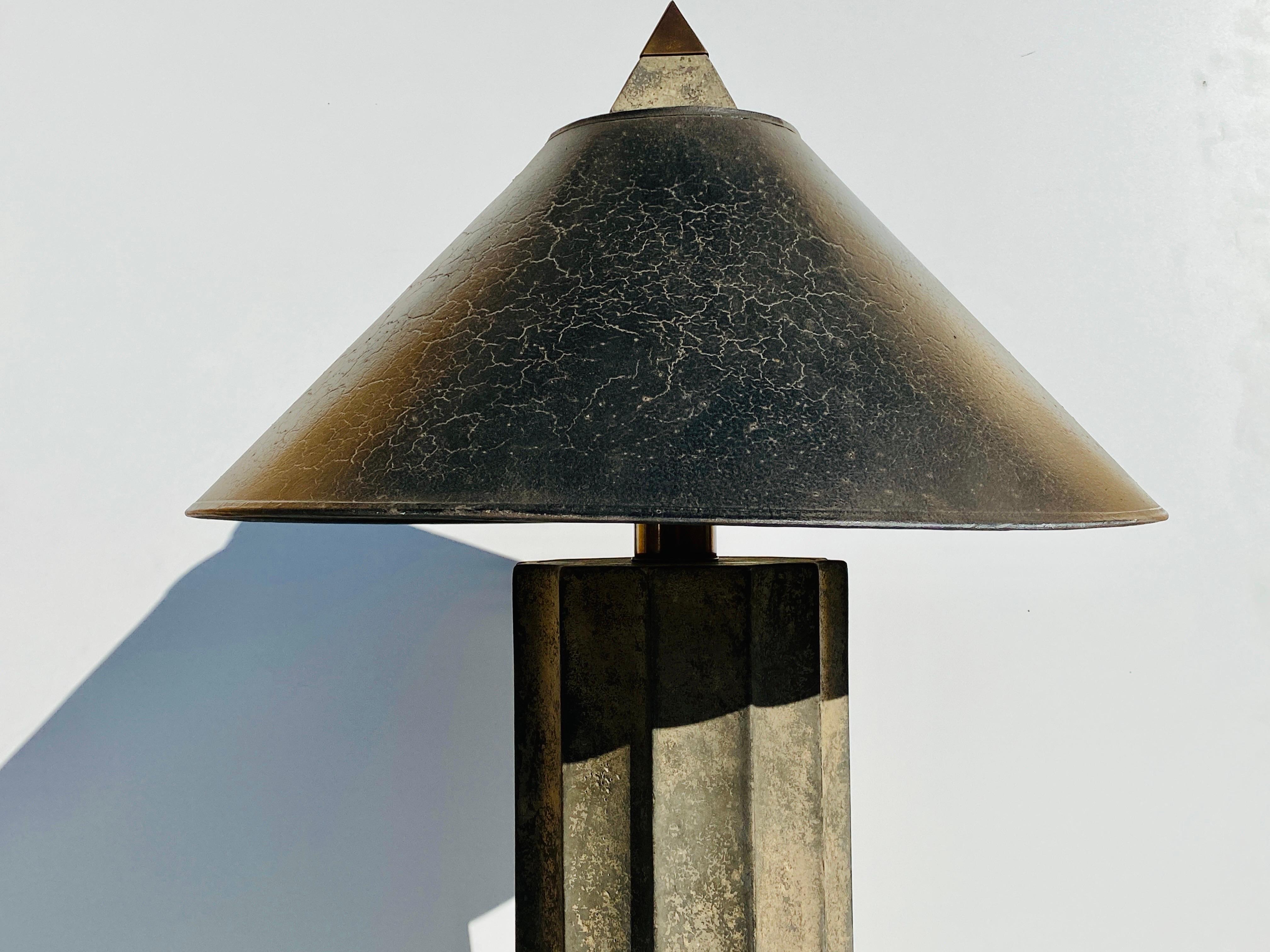 Lampe colonne architecturale en fausse pierre Bon état - En vente à North Hollywood, CA
