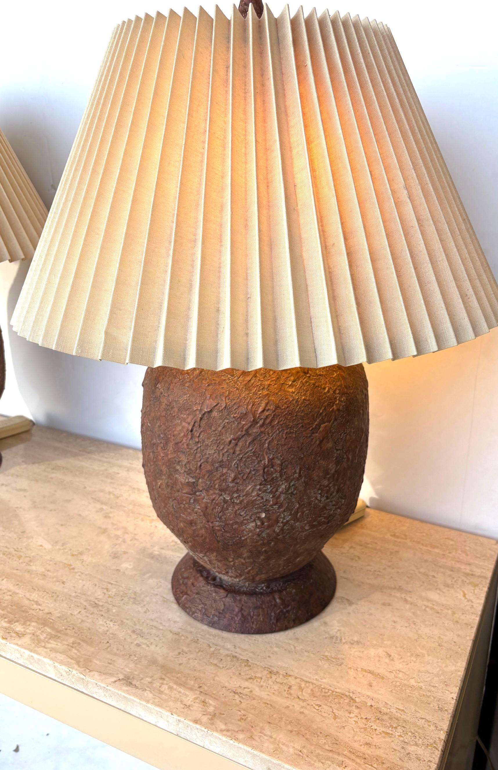 Tischlampen aus Steinimitat. Original-Farbtöne.