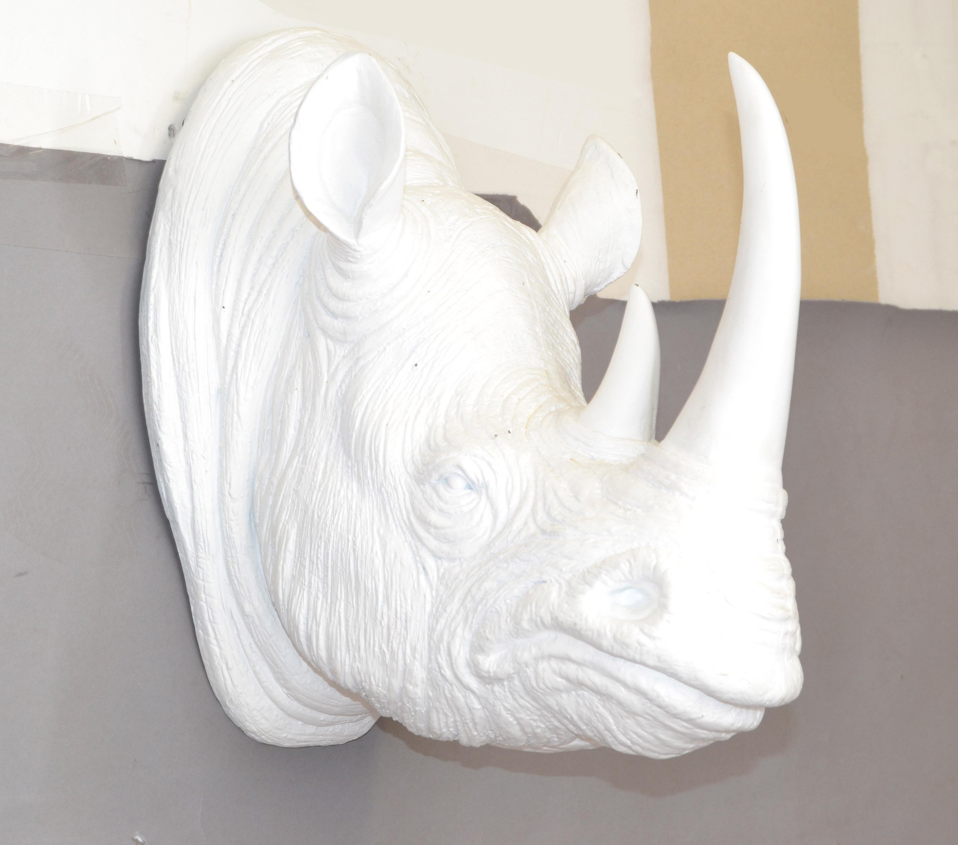  Sculpture murale de tête de rhinocéros, fausse taxidermie, Trophée blanc en vente 5