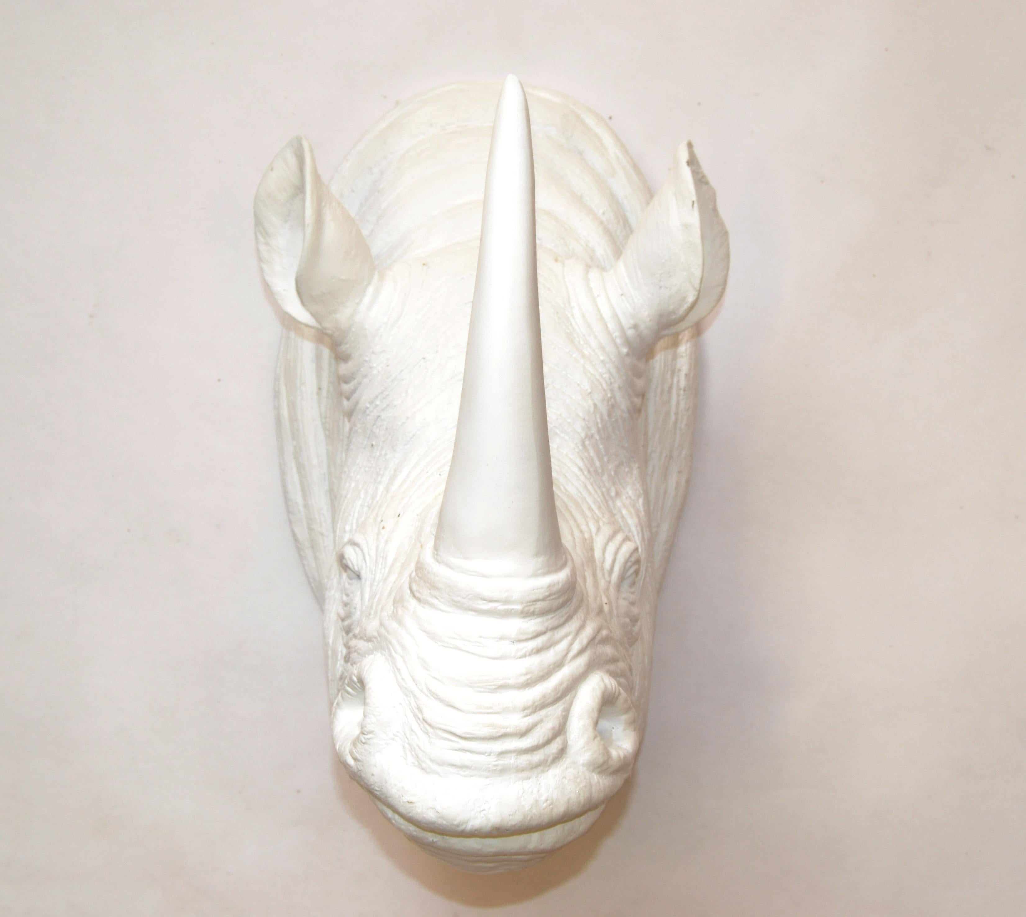 Hollywood Regency  Sculpture murale de tête de rhinocéros, fausse taxidermie, Trophée blanc en vente