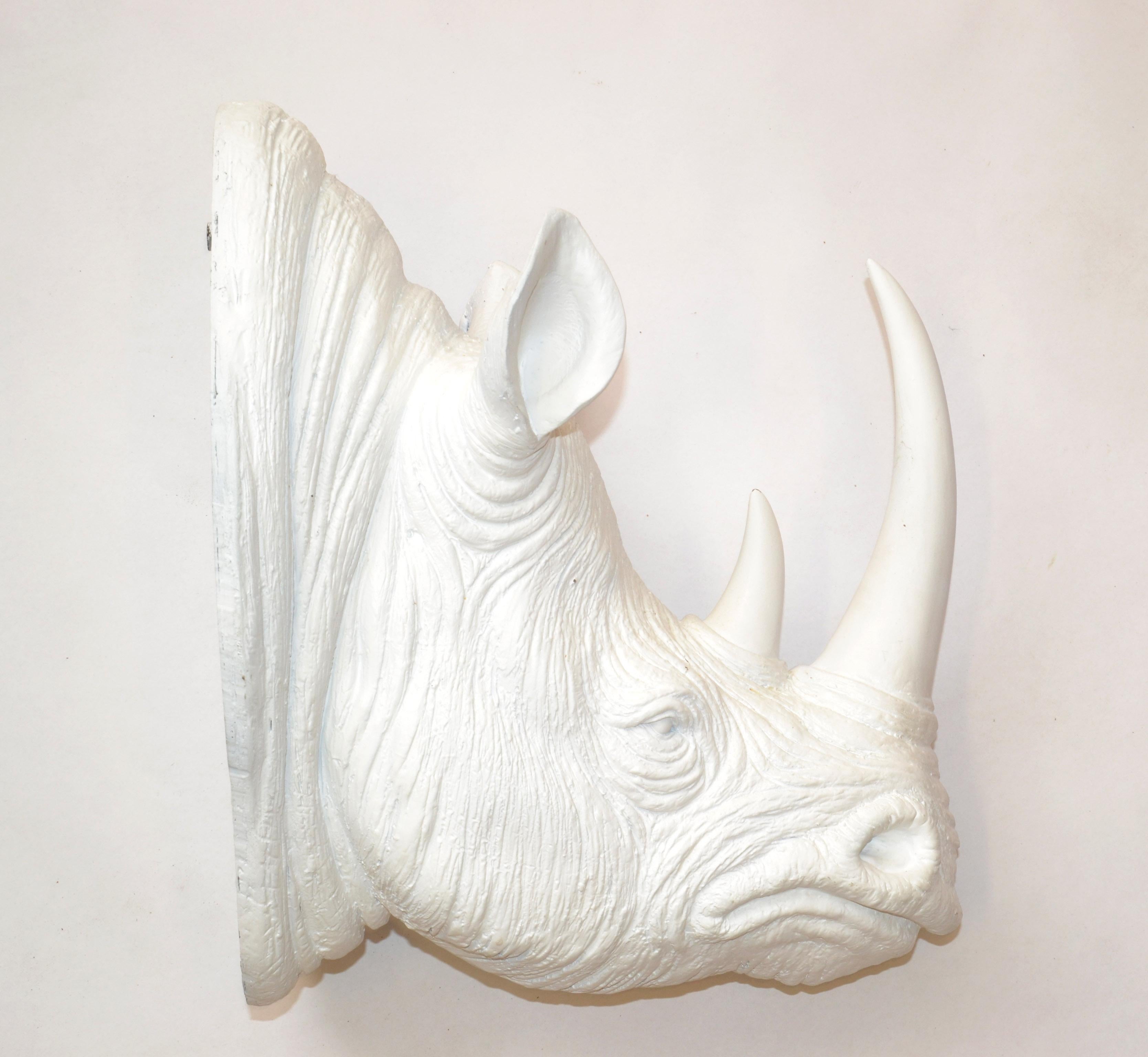 Américain  Sculpture murale de tête de rhinocéros, fausse taxidermie, Trophée blanc en vente