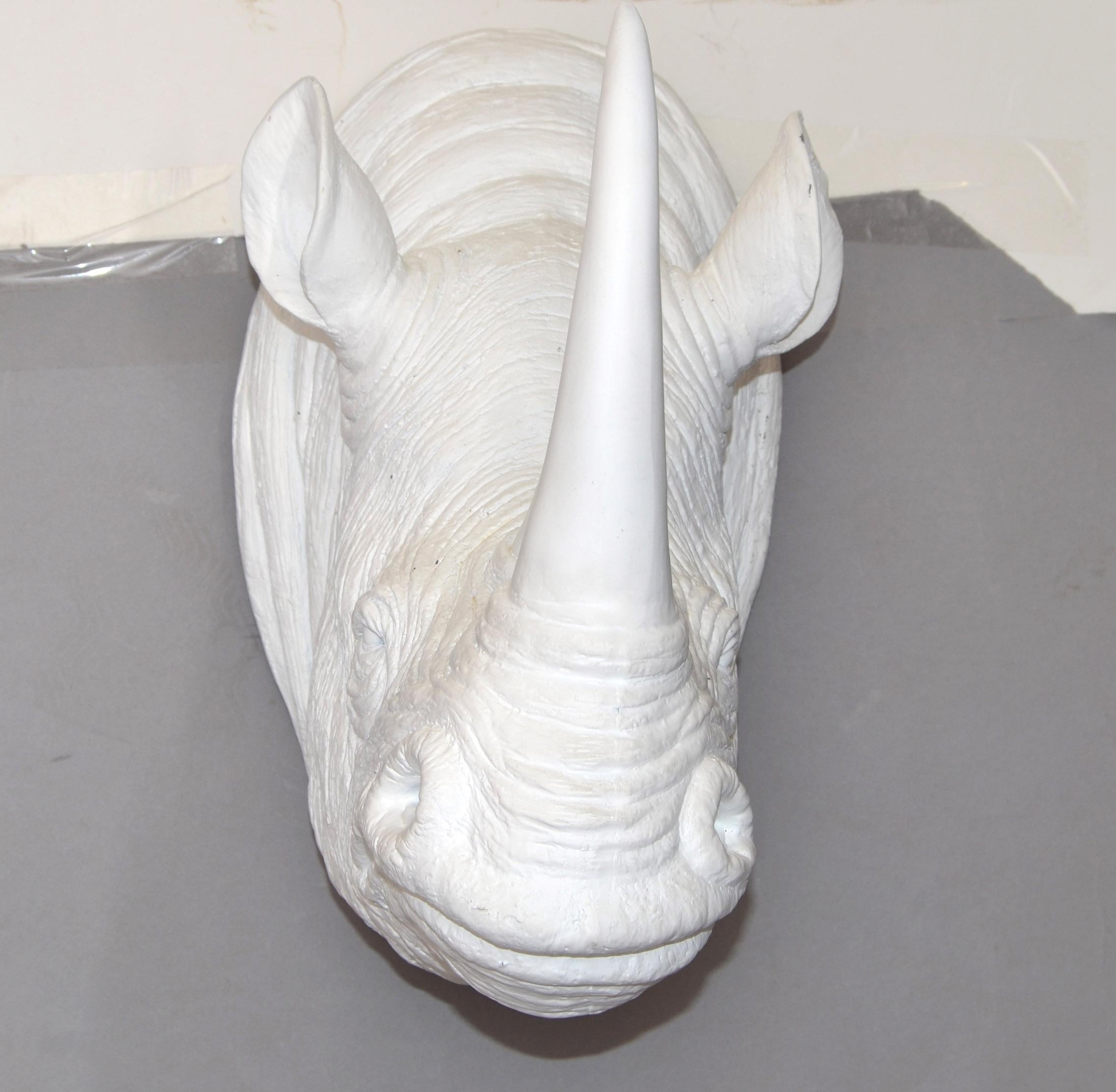 Peint  Sculpture murale de tête de rhinocéros, fausse taxidermie, Trophée blanc en vente