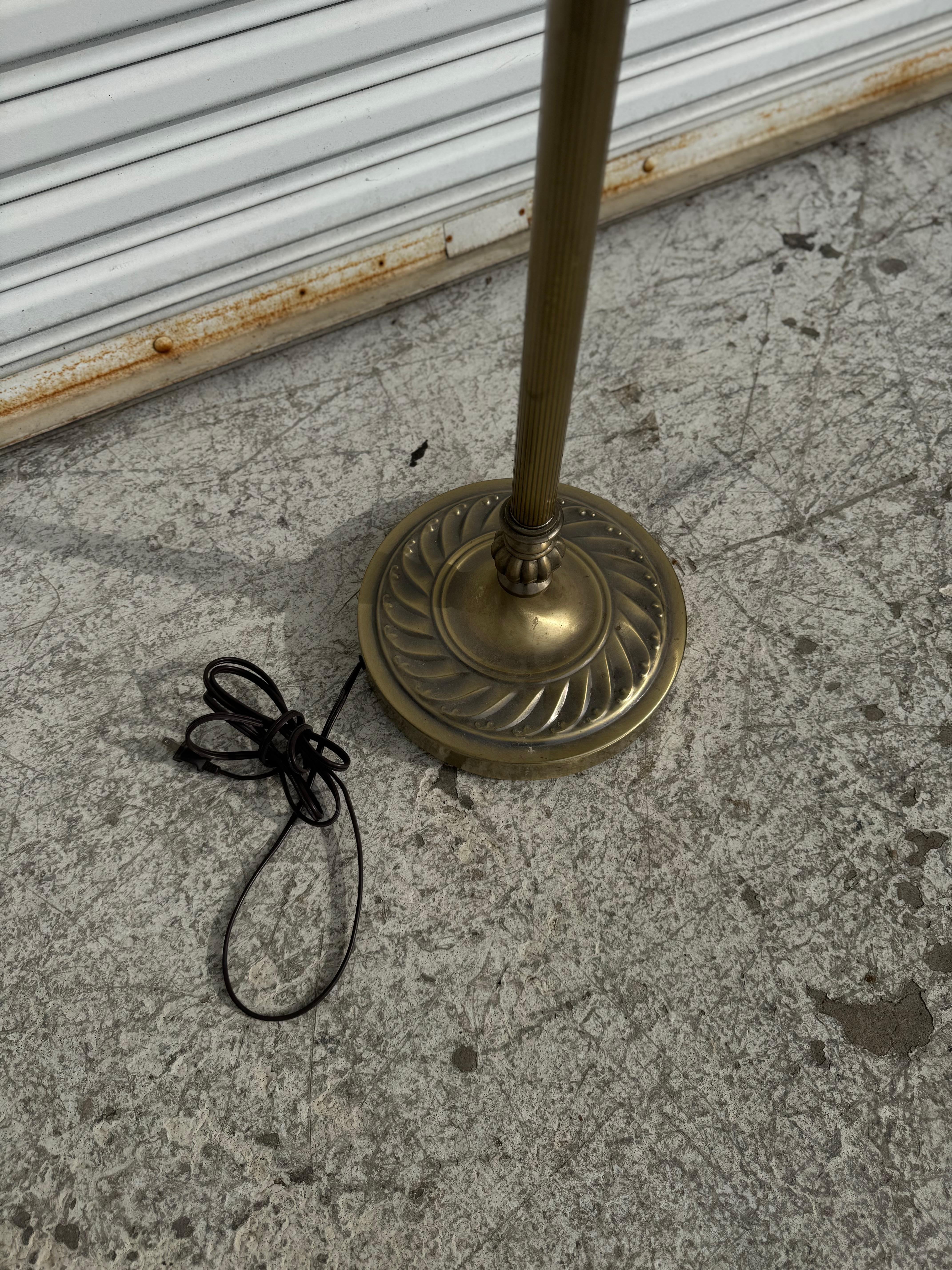 Faux Tiffany Shade Brass Base Floor Lamp In Good Condition For Sale In Pasadena, TX
