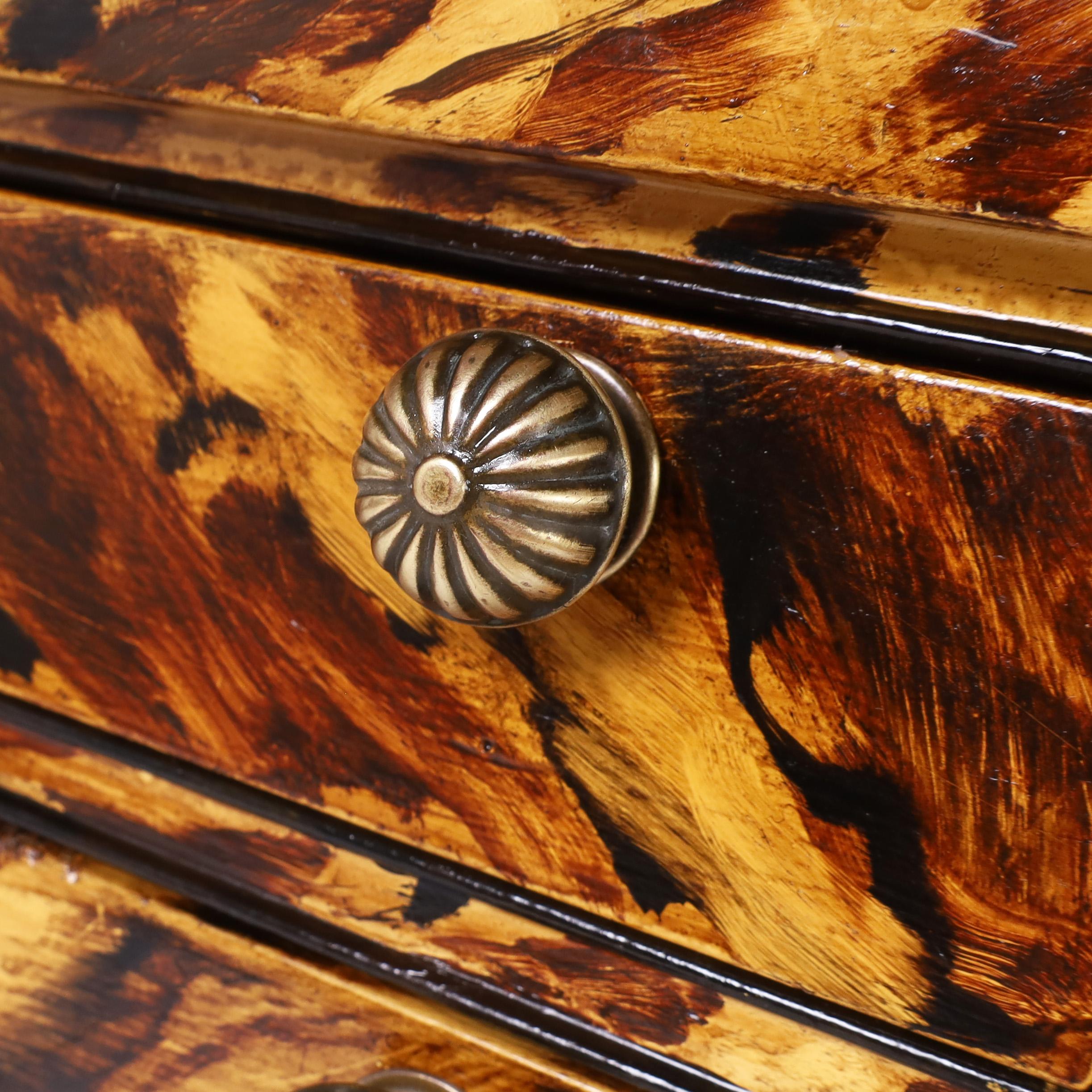 Legno massiccio Tavolino da salotto o consolle in stile georgiano in finta tartaruga di Johnson Furniture in vendita