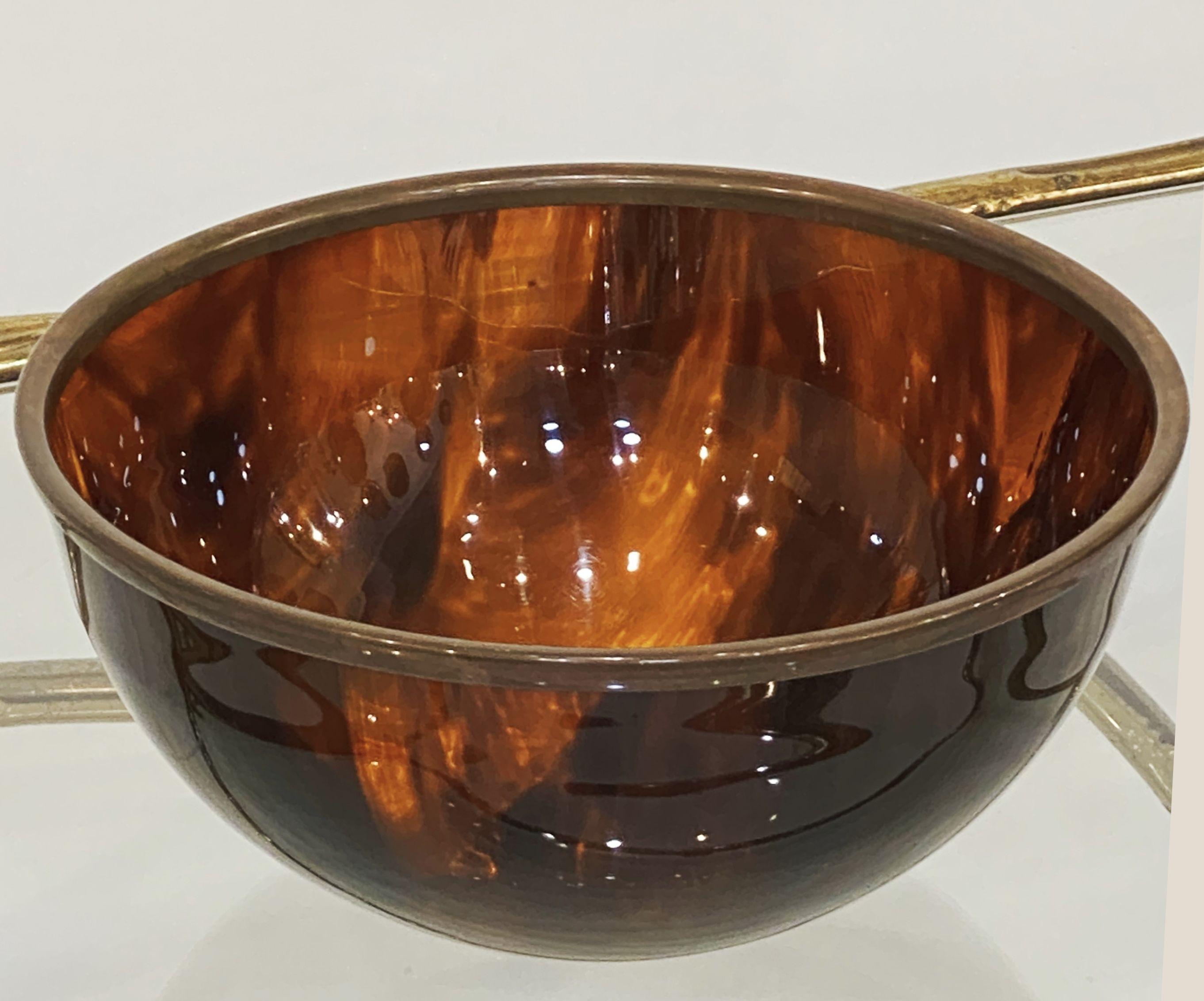 Fino cuenco francés vintage para servir o como centro de mesa decorativo -del periodo Moderno de Mediados de Siglo-, de resina acrílica Lucite con un dibujo de imitación de carey (tortuga) y elegante adorno de latón.

Medidas: H 6 pulgadas x