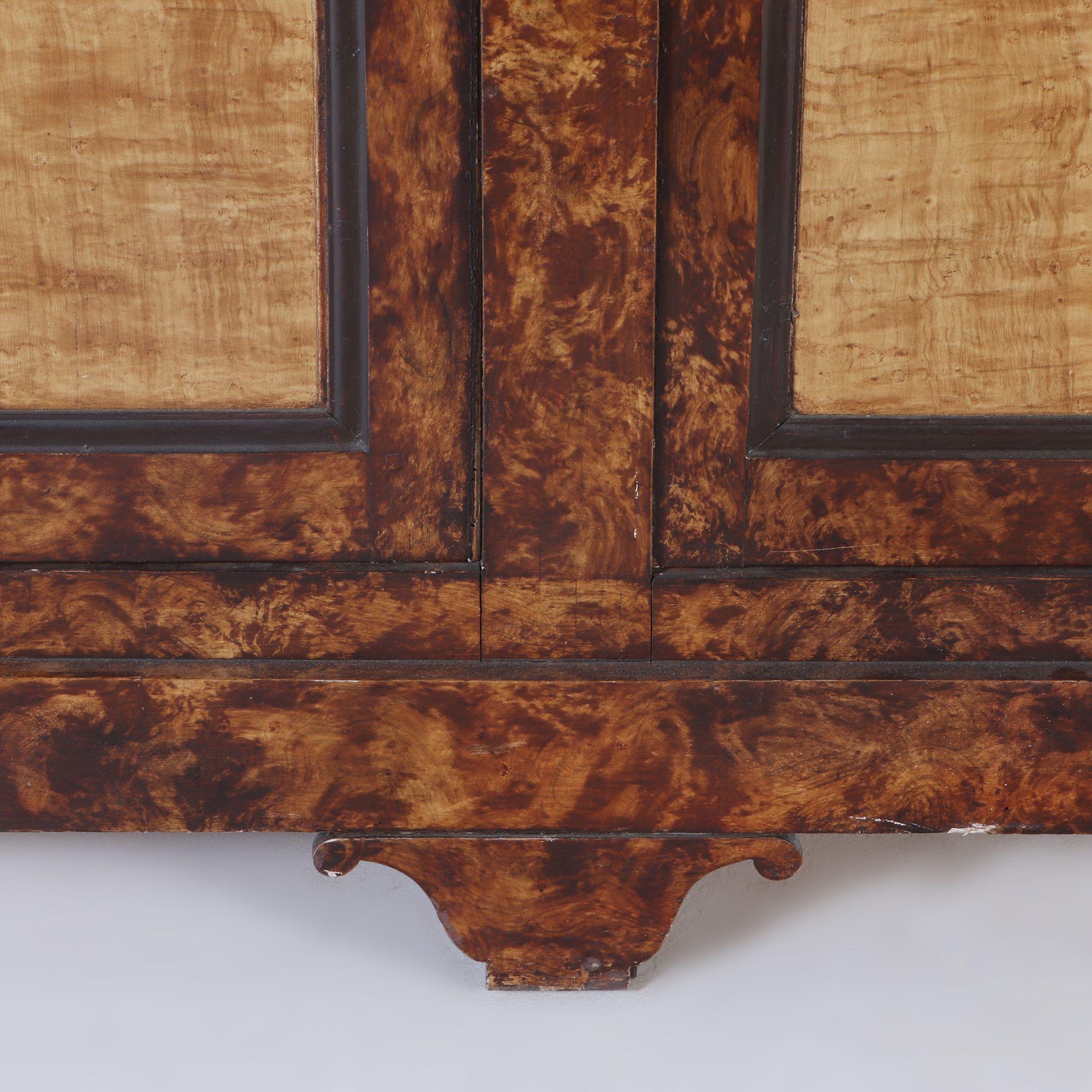 Credenza italiana dipinta a finta tartaruga C 1900. In condizioni buone in vendita a Philadelphia, PA