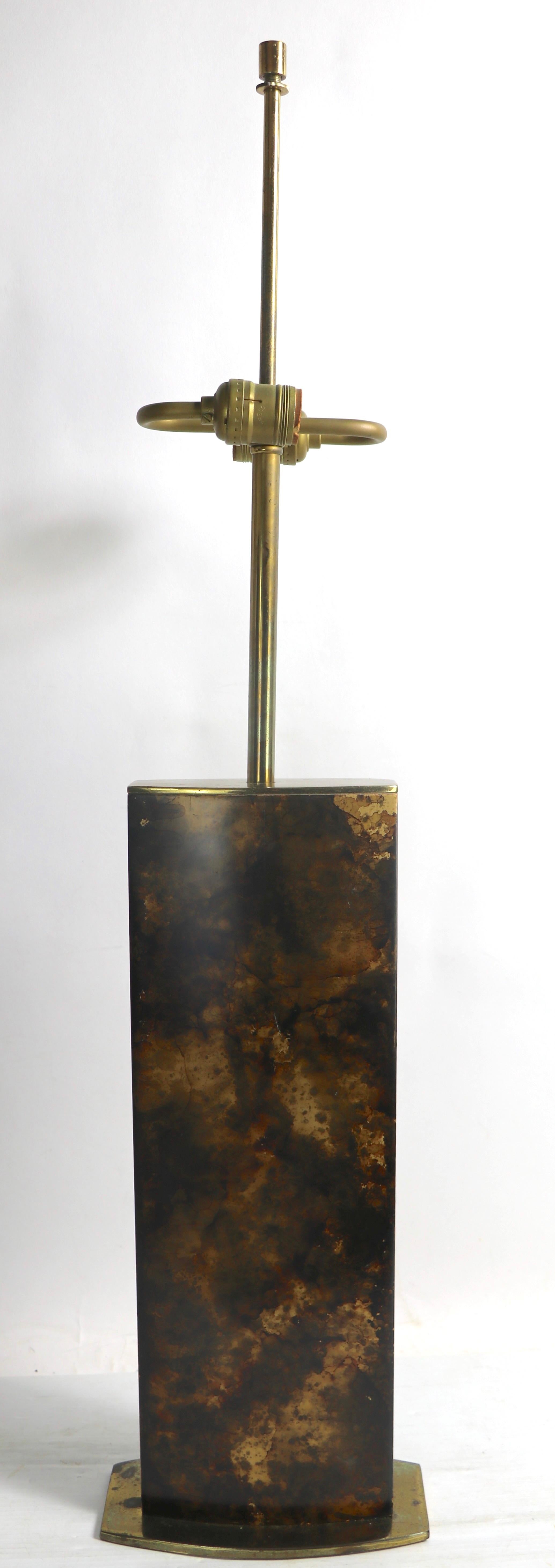 Lampe de table Voguish à finition en fausse coquille de tortue, fabriquée par le célèbre fabricant américain Mutual Sunset Lamp Manufacturing Company. La lampe est en bon état d'origine et de fonctionnement, propre et prête à l'emploi, abat-jour non