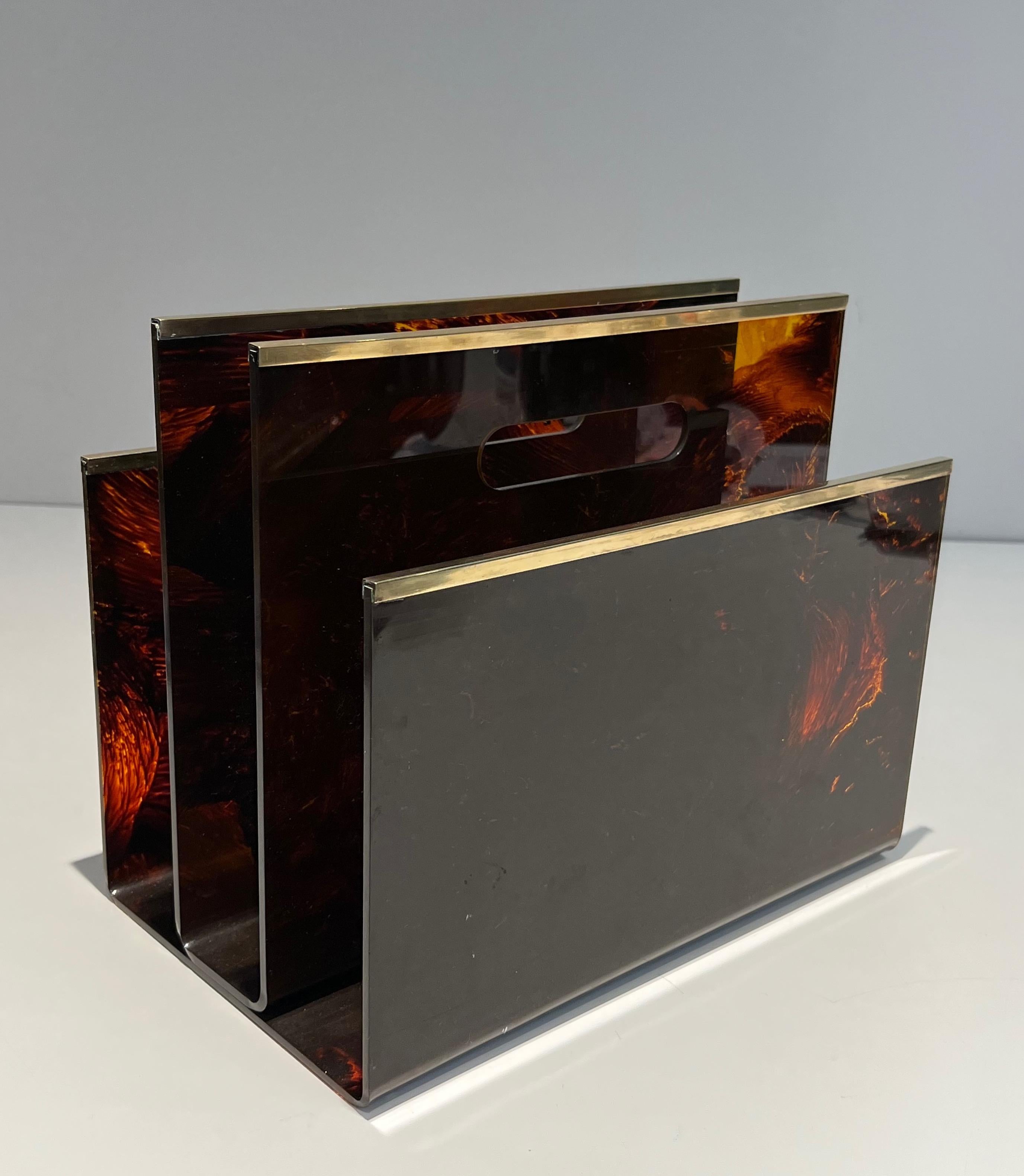 This very nice and chic magazine rack is made of faux-tortoise shell plexiglass and brass. This is a French Work. Circa 1970