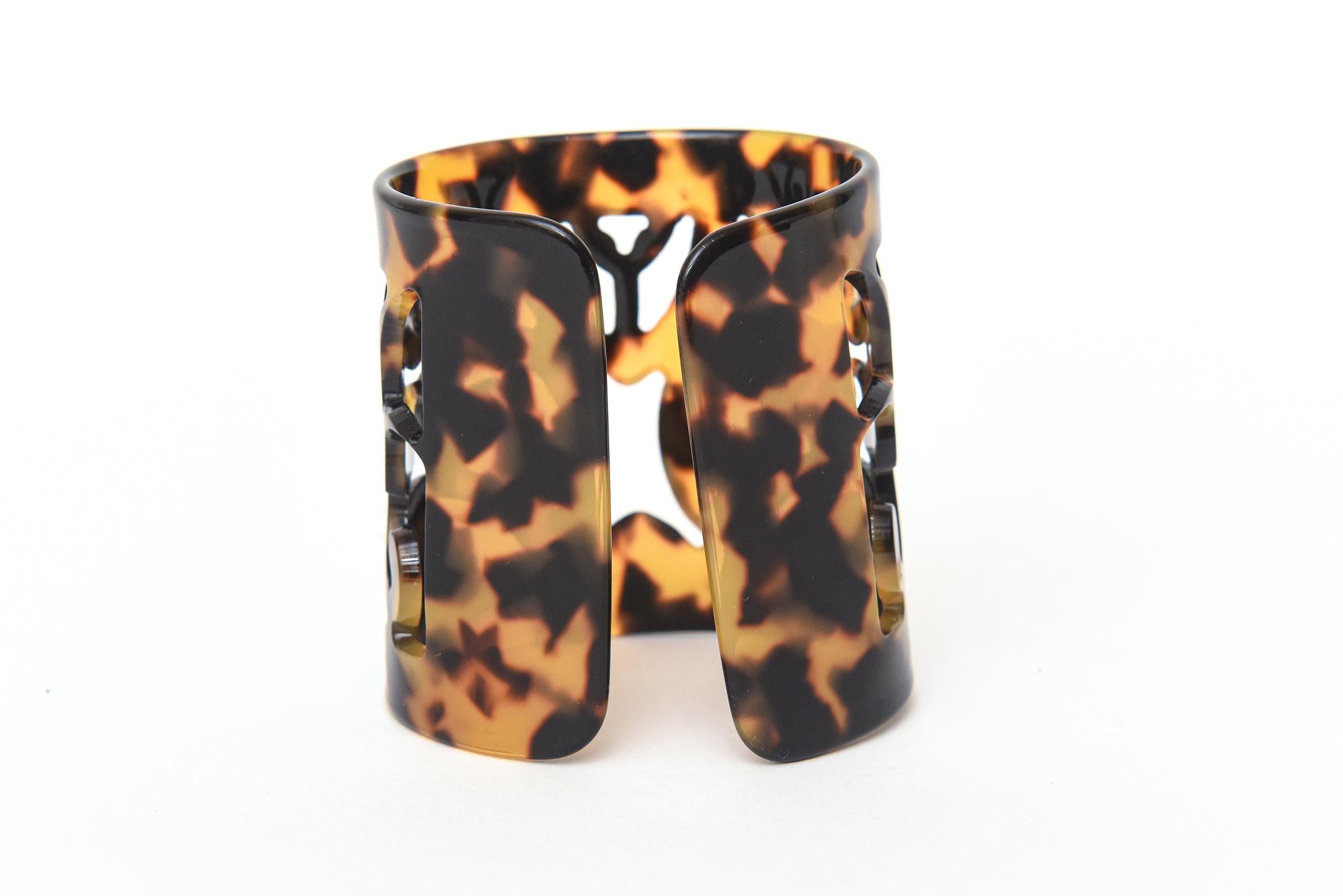 Faux Tortoise Shell Resin Wide Cuff Cut Out Bracelet In Good Condition For Sale In North Miami, FL