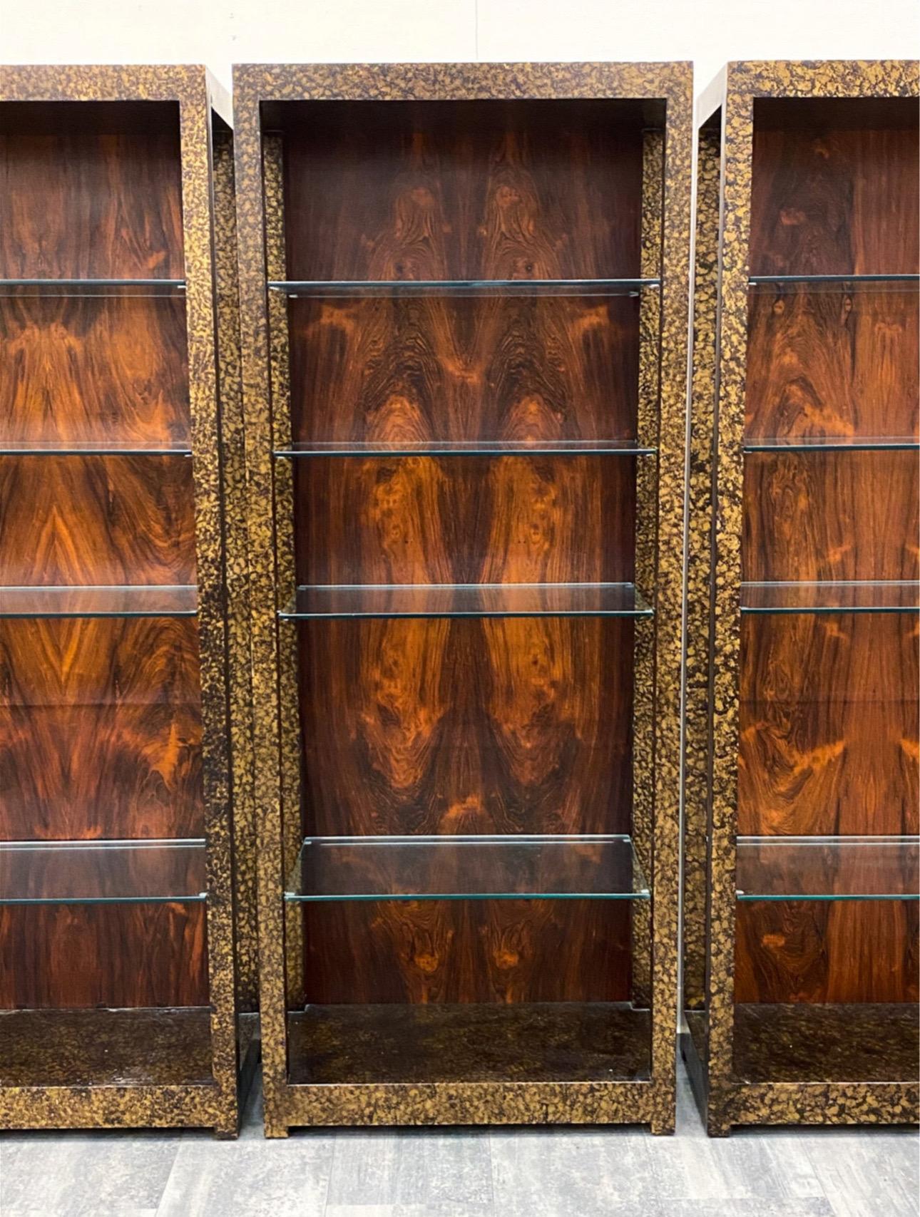 Hollywood Regency Etageres in finta tartaruga e palissandro' di John Widdicomb, circa 1970 in vendita