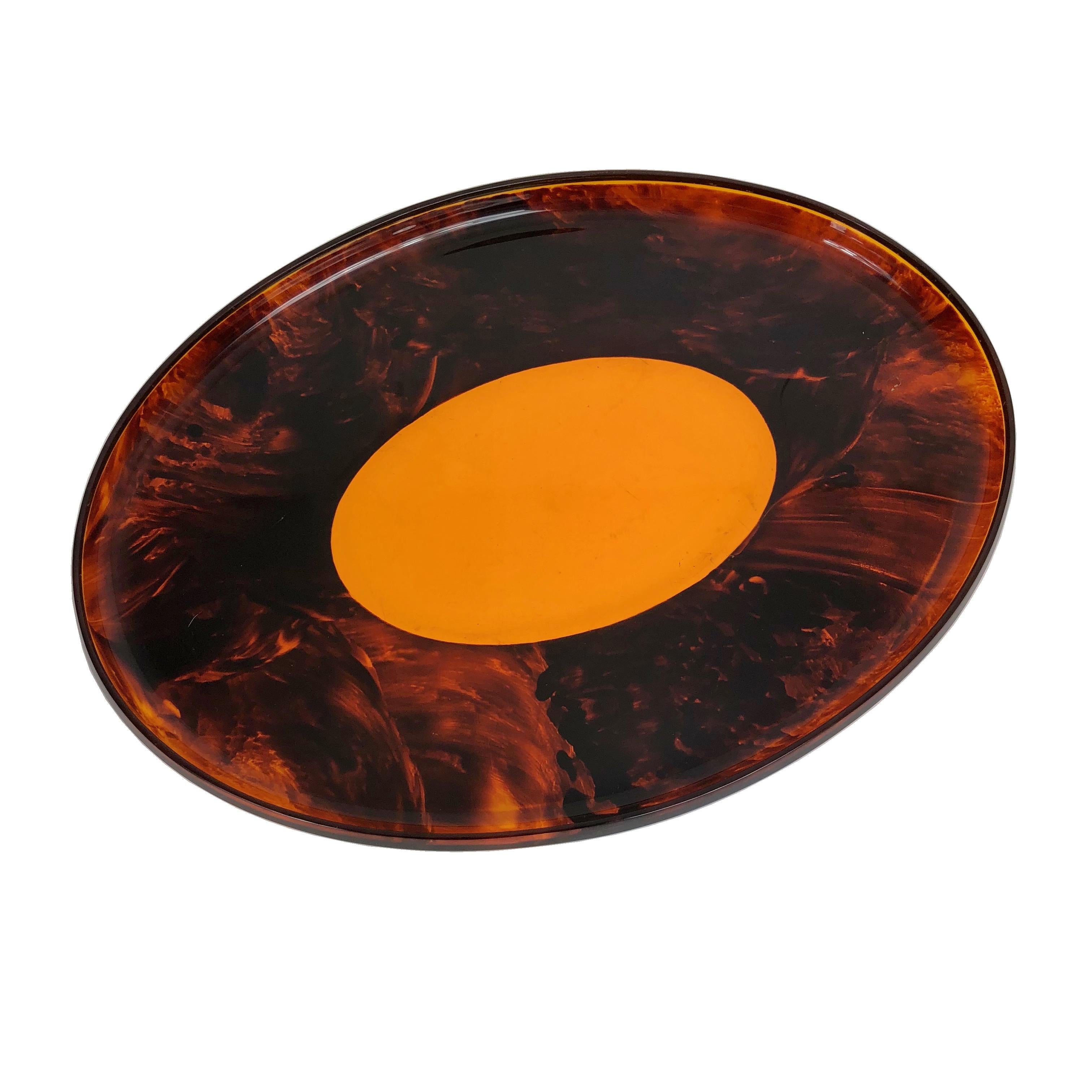 Splendid oval serving tray / centerpiece in faux tortoiseshell, Italy, circa 1970.