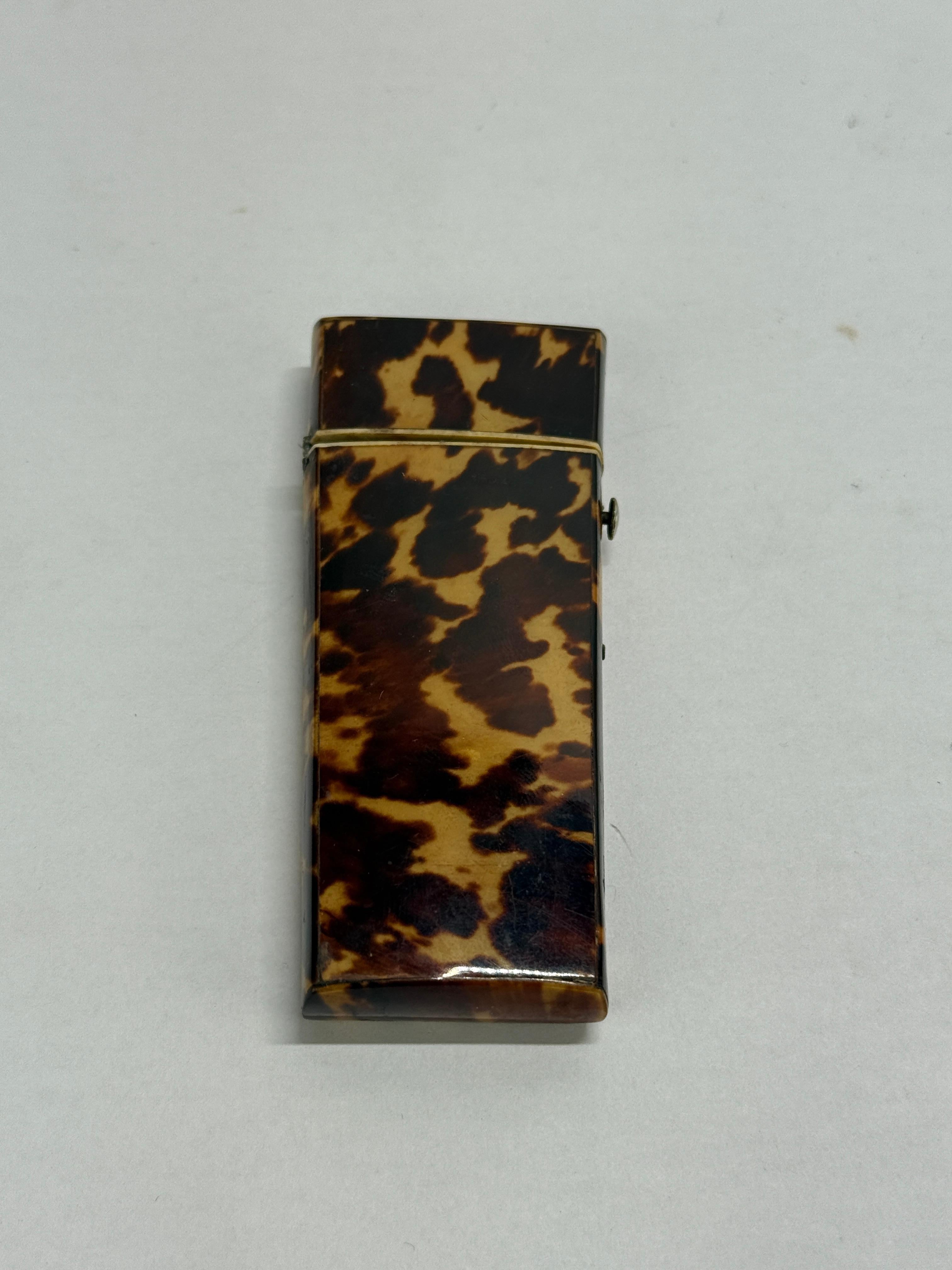 Ein raffiniertes persönliches Schreibgerät aus der Mitte des 19. Jahrhunderts: Das rechteckige Etui ist mit reich gesprenkeltem Schildpattfurnier ummantelt, dessen Oberfläche ein tief marmoriertes Muster aus Honig- und dunklen Espressotönen
