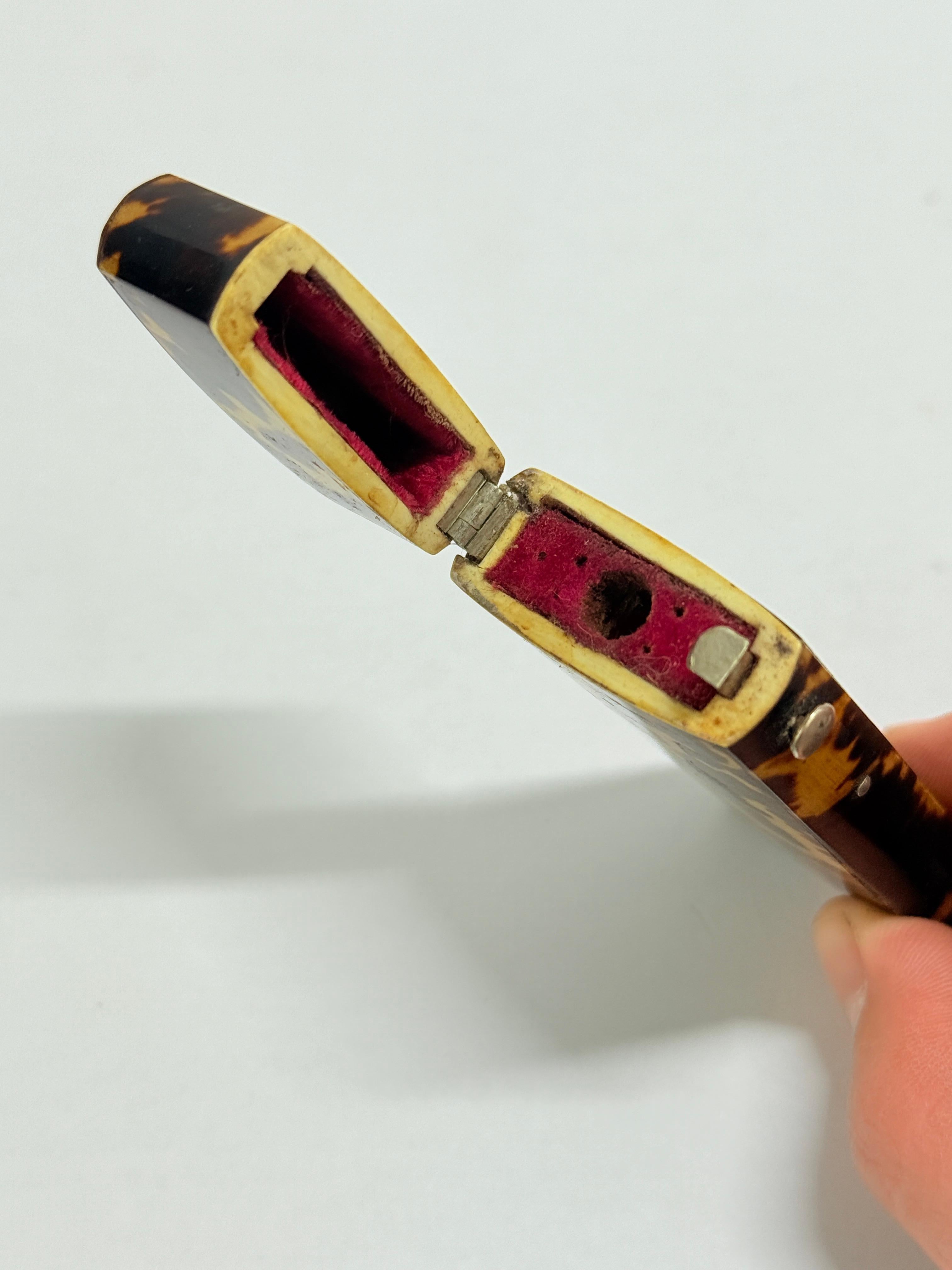 Etui aus Schildpattfurnier für Wachs- und Siegelstifte, englisch, um 1830-1860 (19. Jahrhundert) im Angebot