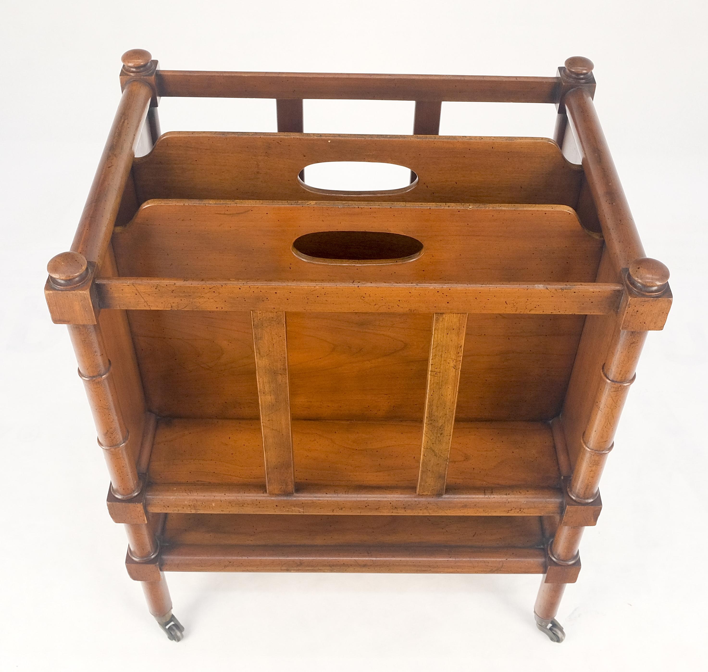 Mid-Century moderno Portariviste Canterbury in finto legno tornito e bambù con rotelle in ottone Pulito! in vendita