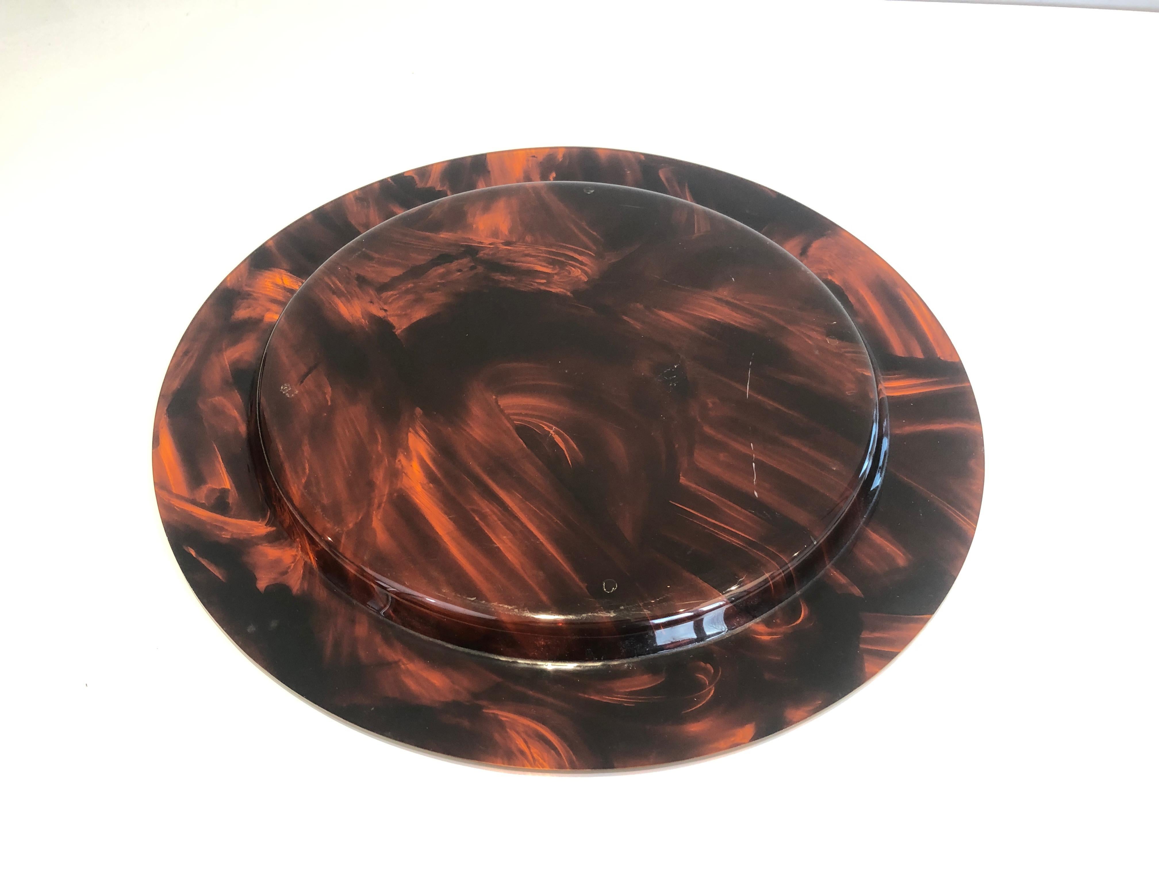 Faux Turtle-Shell Lucite Round Tray. French Work. Circa 1970. In Good Condition For Sale In Marcq-en-Barœul, Hauts-de-France