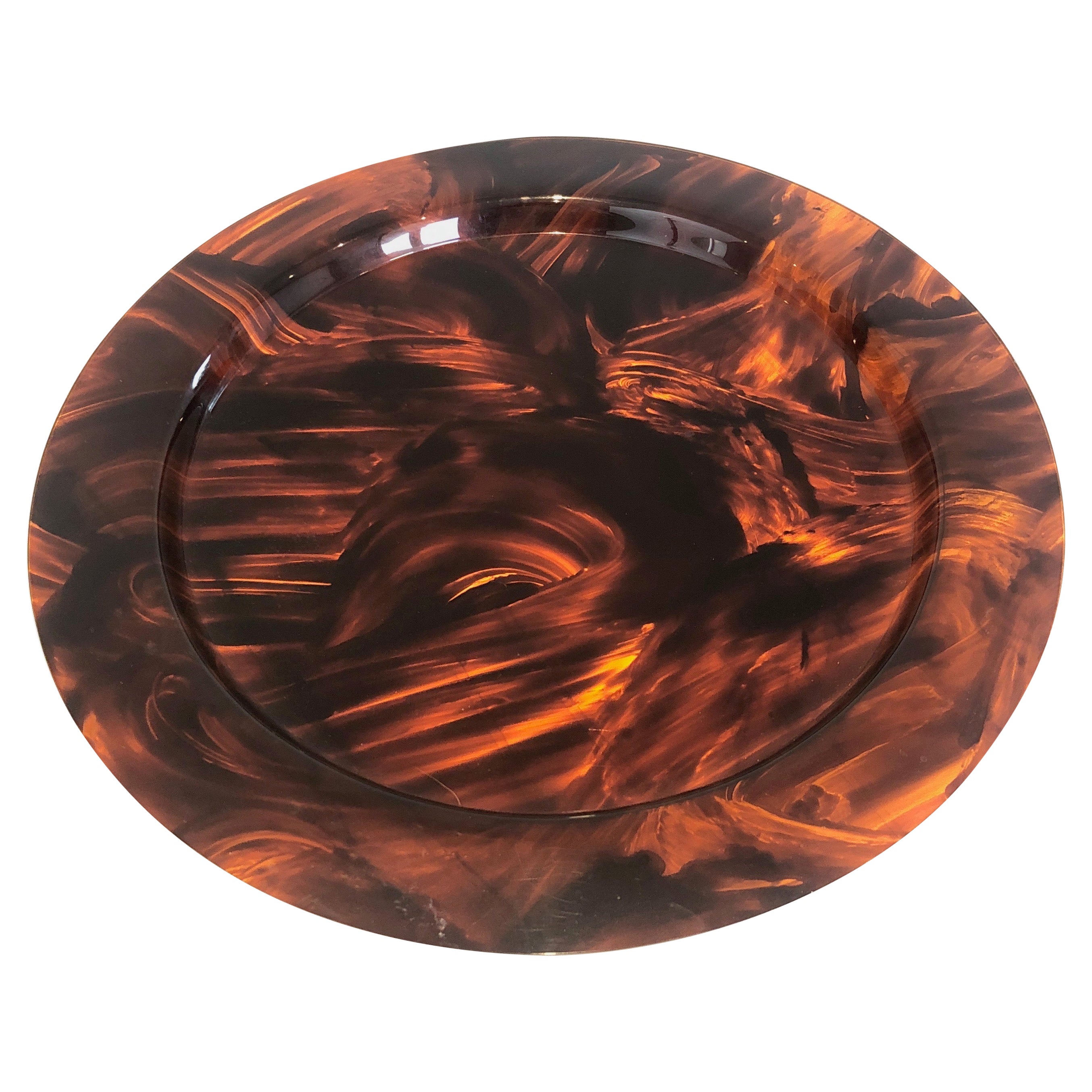 Plateau rond en fausse écaille de tortue en lucite. Travail en français. Circa 1970.