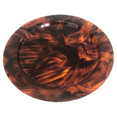 Plateau rond en fausse écaille de tortue en lucite. Travail en français. Circa 1970.