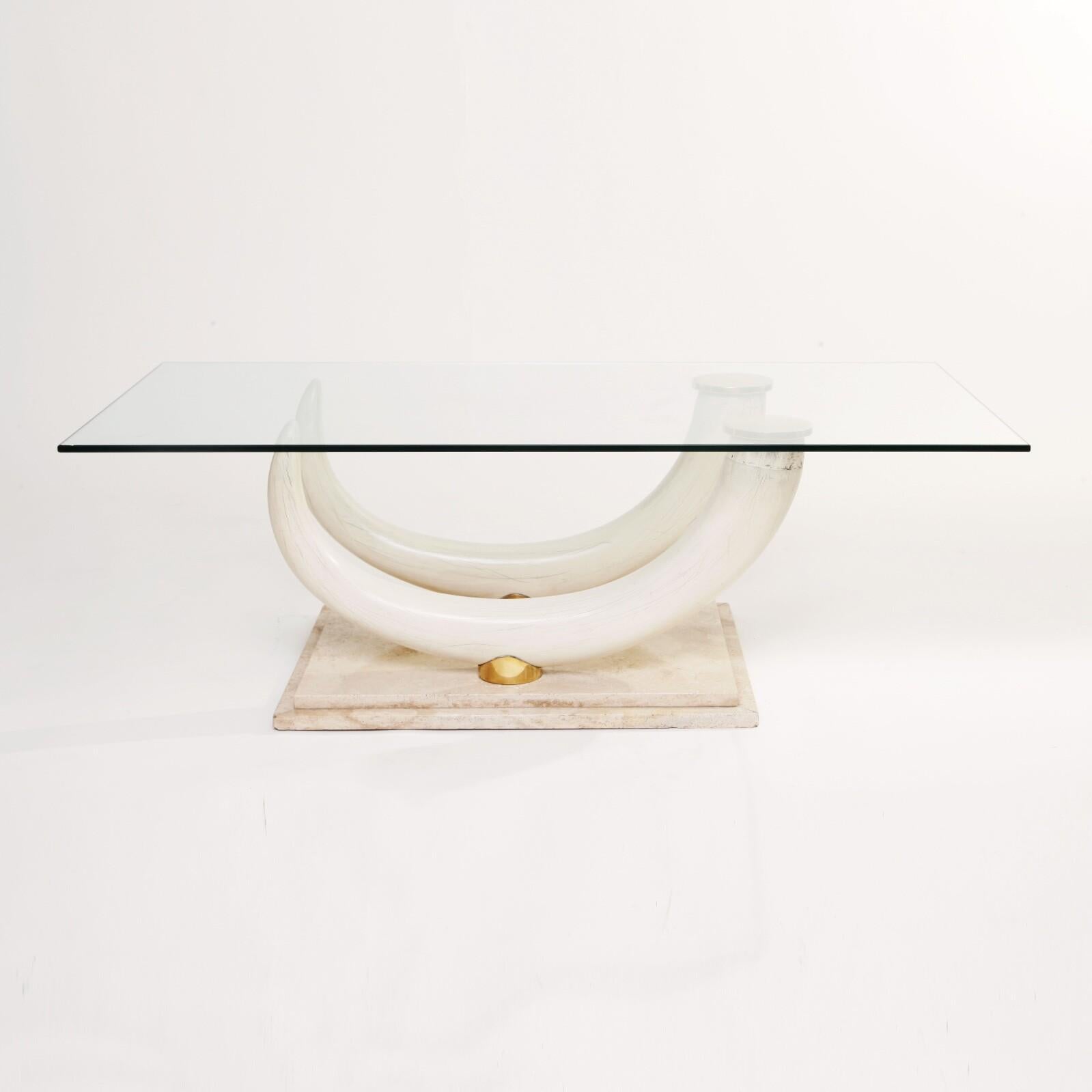 Mid Century Modern Faux Elephant Tusk Couchtisch mit Messingdetails und gestuftem Marmorsockel. Dem Maison Jansen für die Collection'S Ralph Pucci zugeschrieben.

Insgesamt guter Zustand mit einigen normalen Abnutzungserscheinungen, die dem Alter