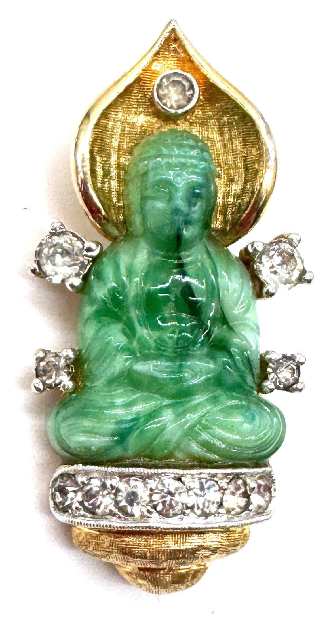 Cineserie Spilla Buddha di finta giada con strass, stile gioielli da viaggio di Cartier, anni '50 in vendita