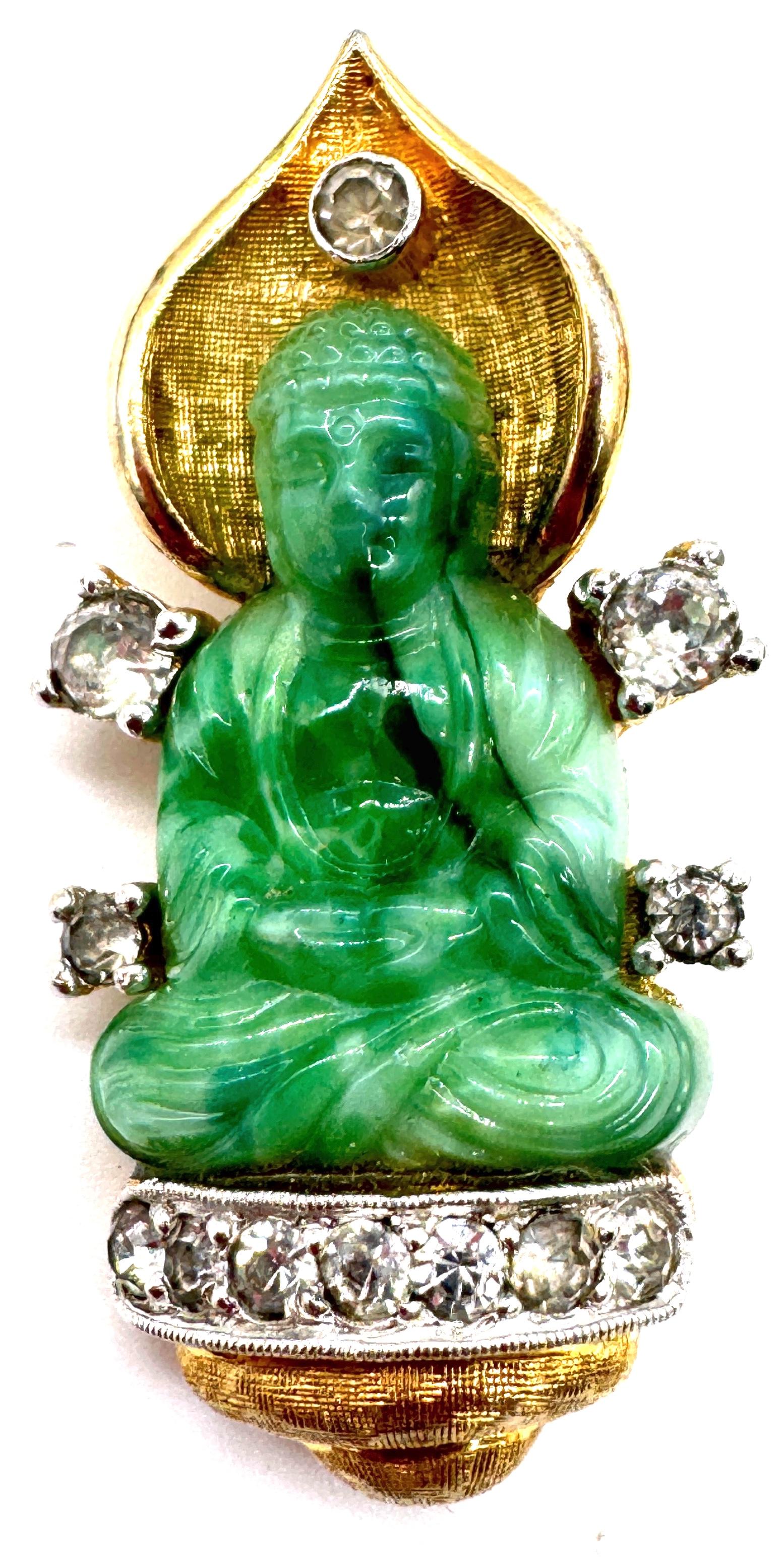 Dorato Spilla Buddha di finta giada con strass, stile gioielli da viaggio di Cartier, anni '50 in vendita