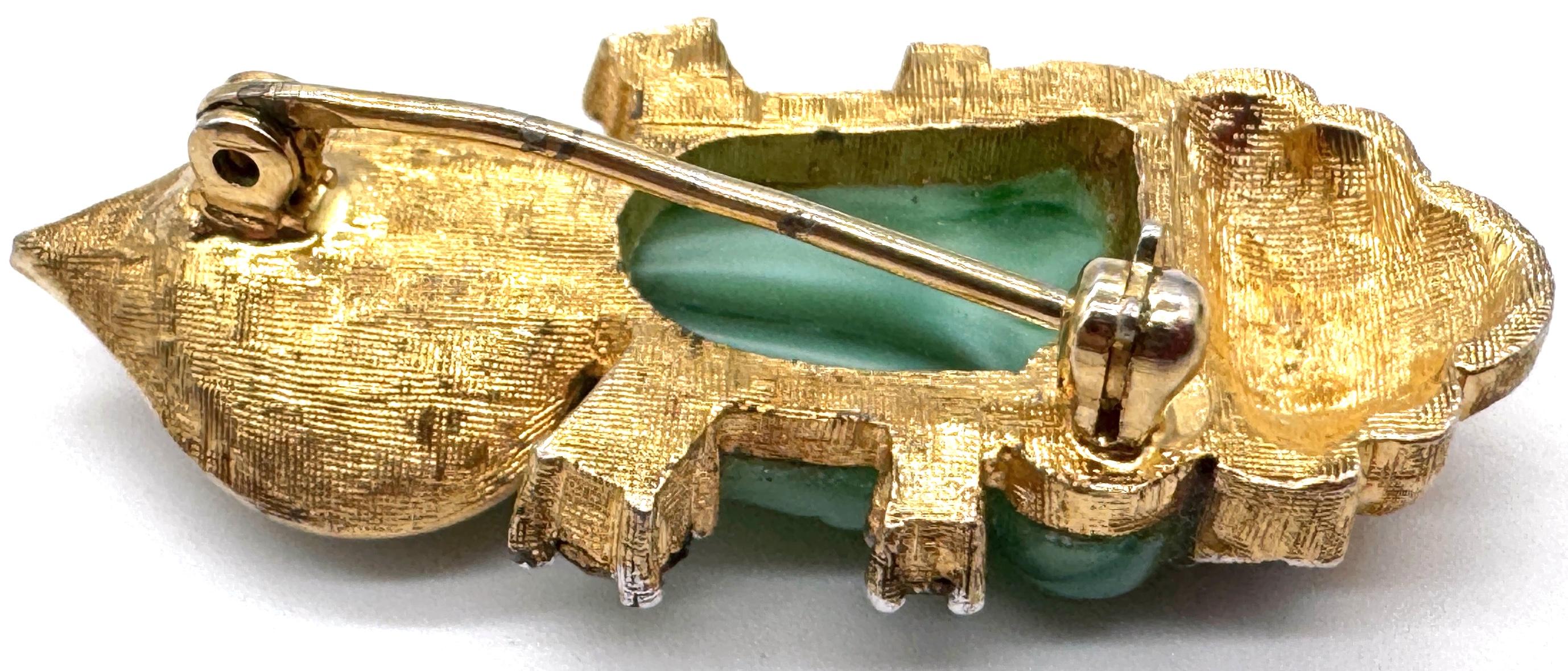 Metallo Spilla Buddha di finta giada con strass, stile gioielli da viaggio di Cartier, anni '50 in vendita