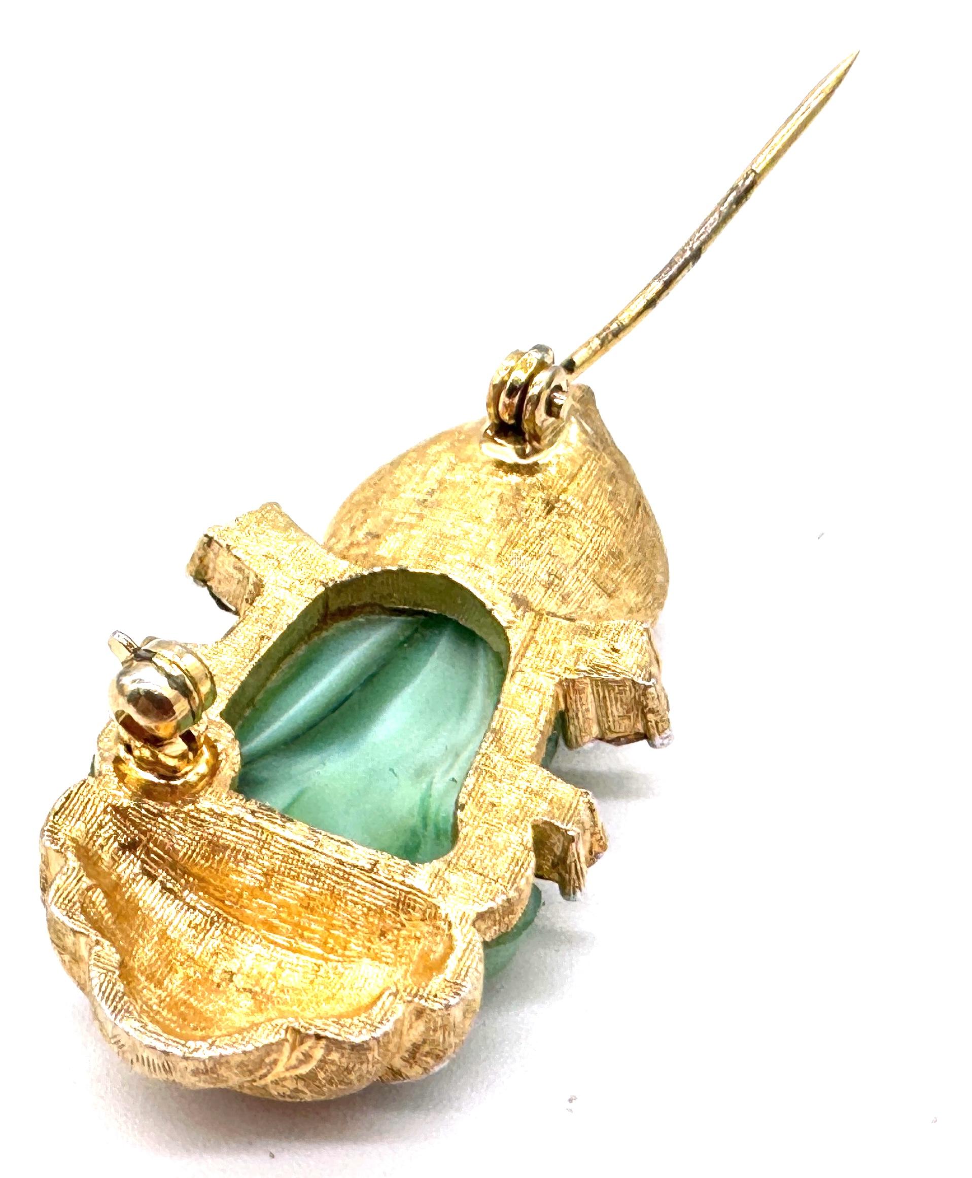 Spilla Buddha di finta giada con strass, stile gioielli da viaggio di Cartier, anni '50 in vendita 1