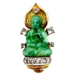 Spilla Buddha di finta giada con strass, stile gioielli da viaggio di Cartier, anni '50