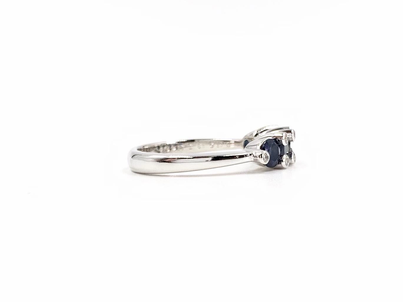 Contemporary Favero Sapphire and Diamond 18 Karat White Gold Band Ring For Sale