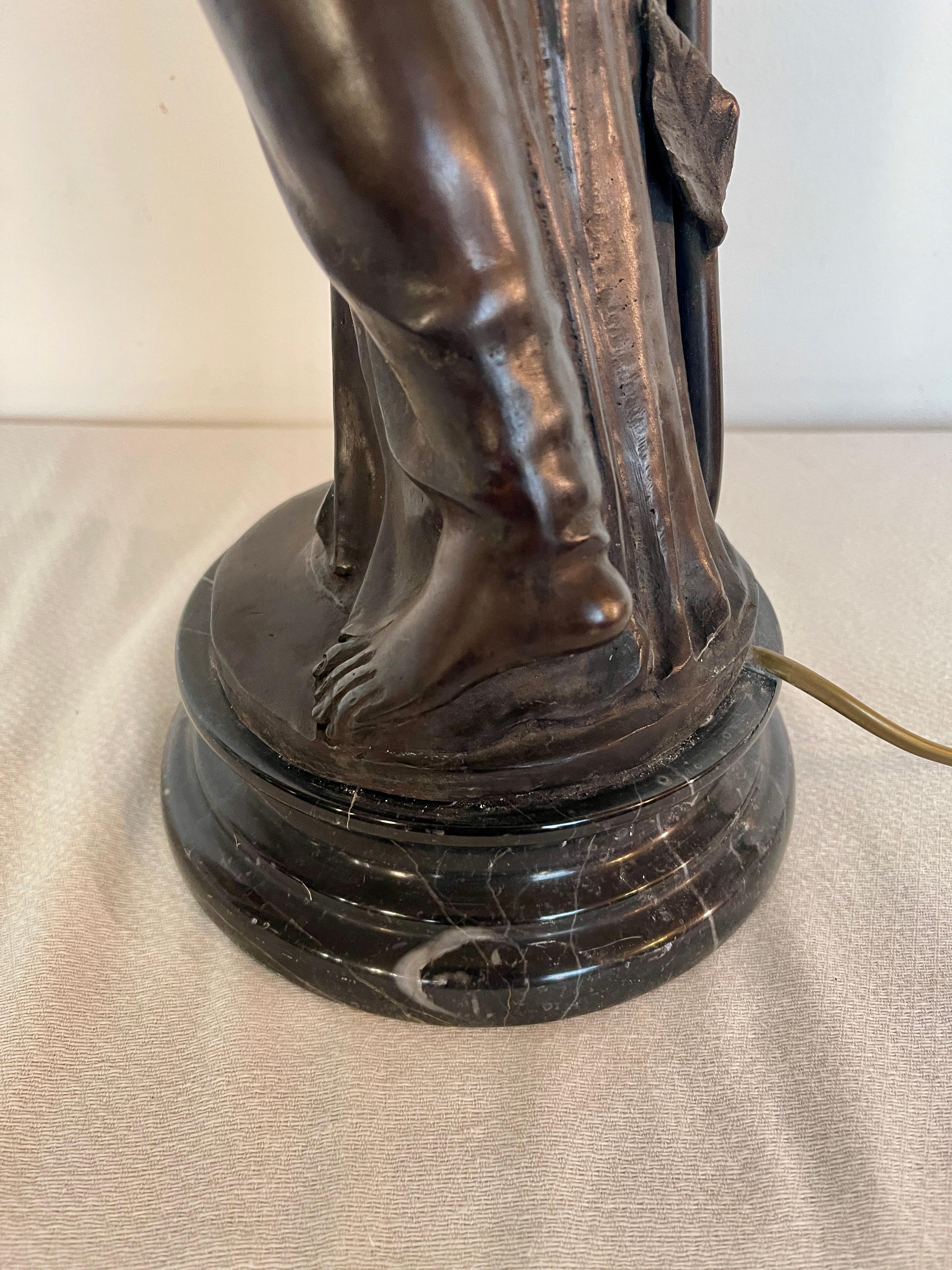 Favolosa lampada antica in stile Art Déco con figura di donna XIX secolo in vendita 4