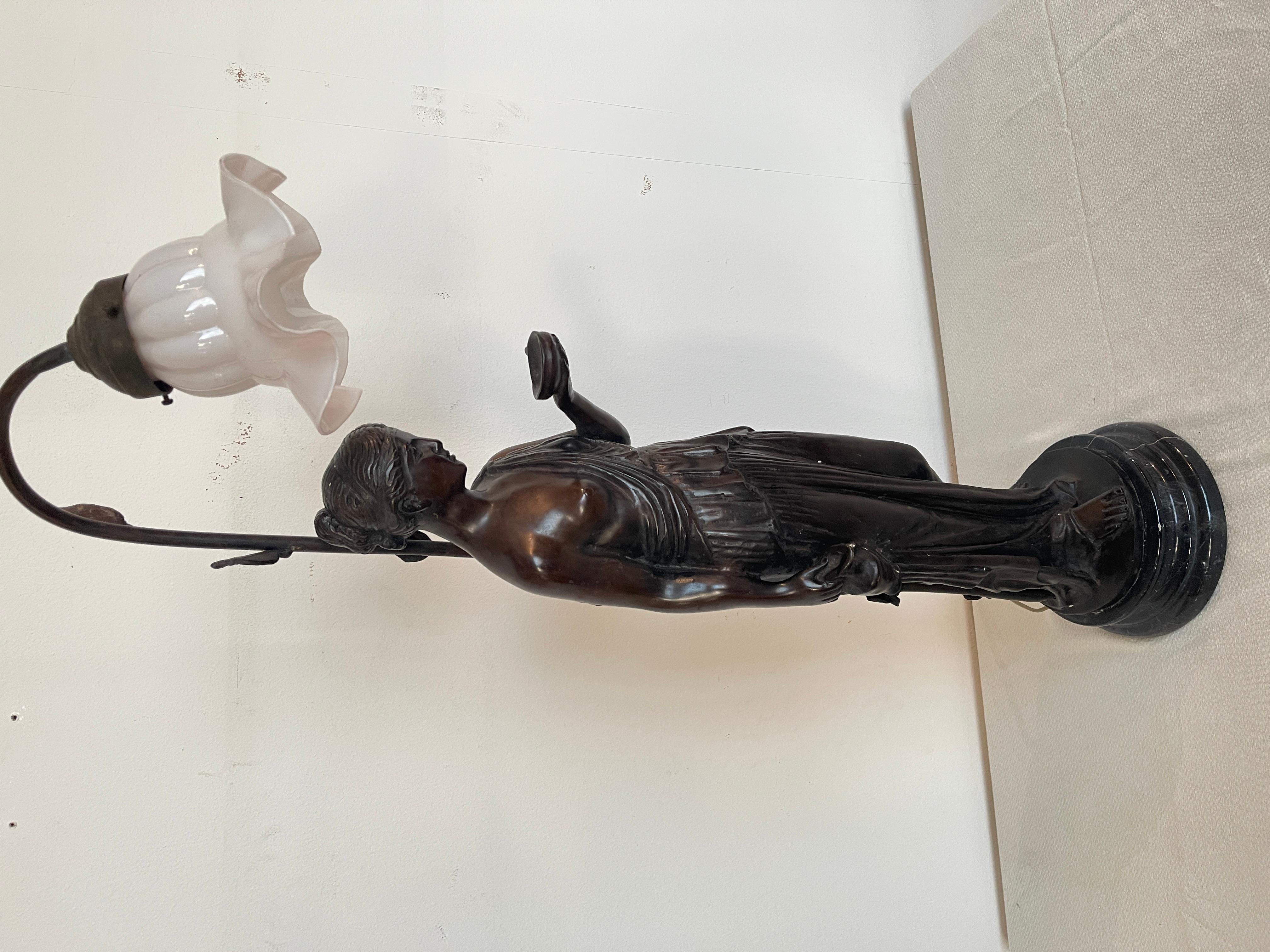 Favolosa lampada antica in stile Art Déco con figura di donna XIX secolo in vendita 5
