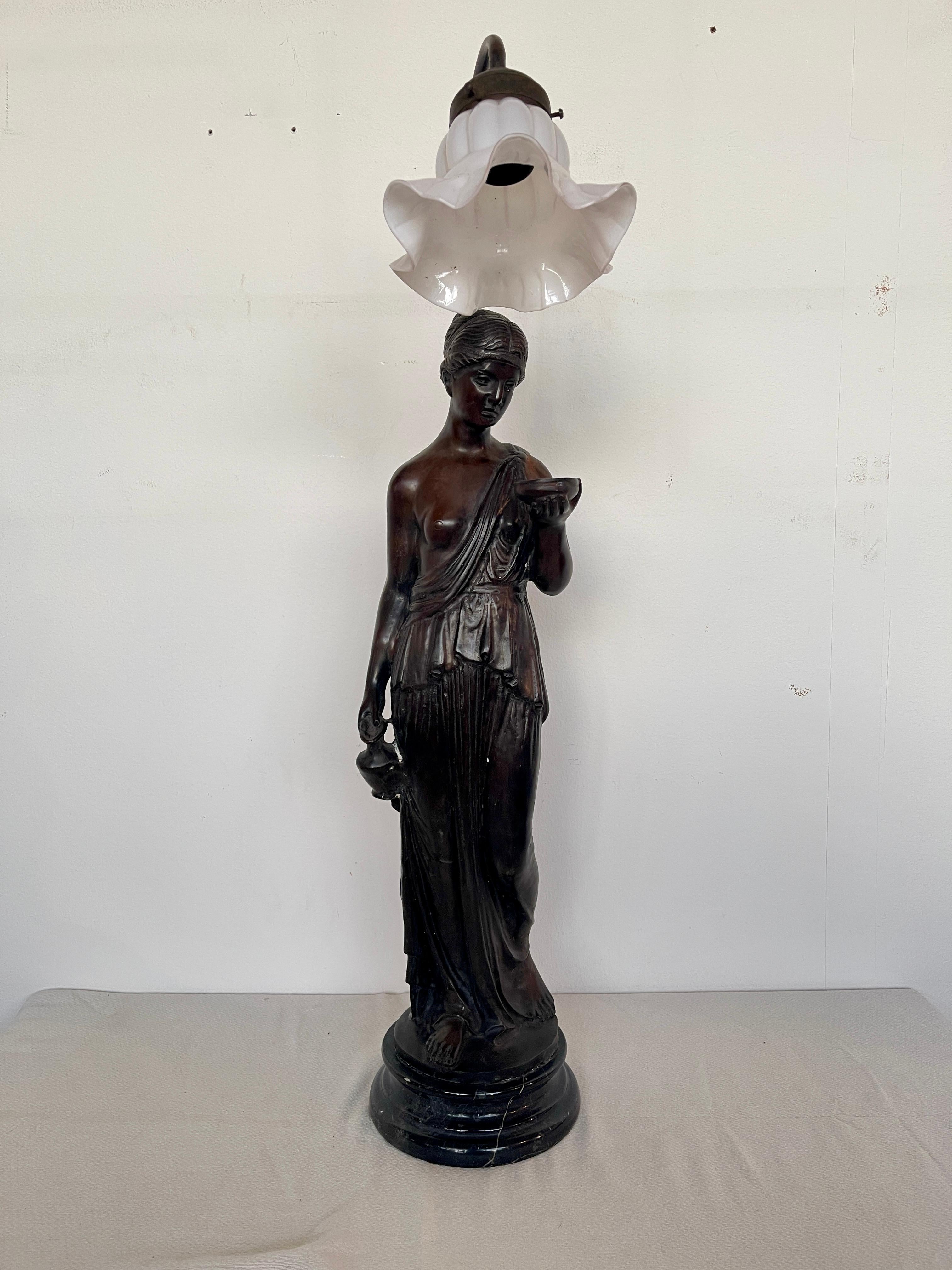 Italian Favolosa lampada antica in stile Art Déco con figura di donna XIX secolo in vendita