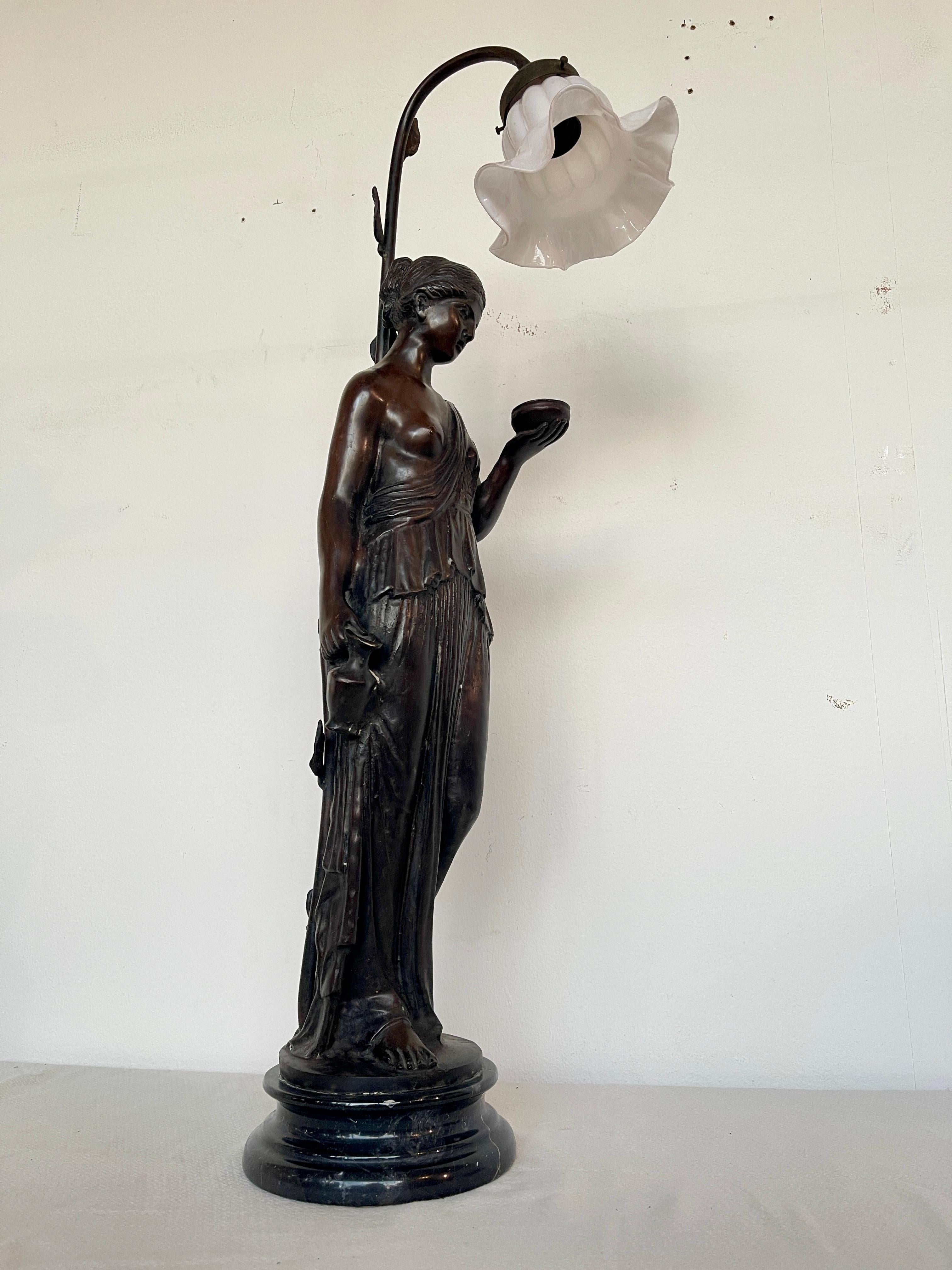 Fatto a mano Favolosa lampada antica in stile Art Déco con figura di donna XIX secolo in vendita