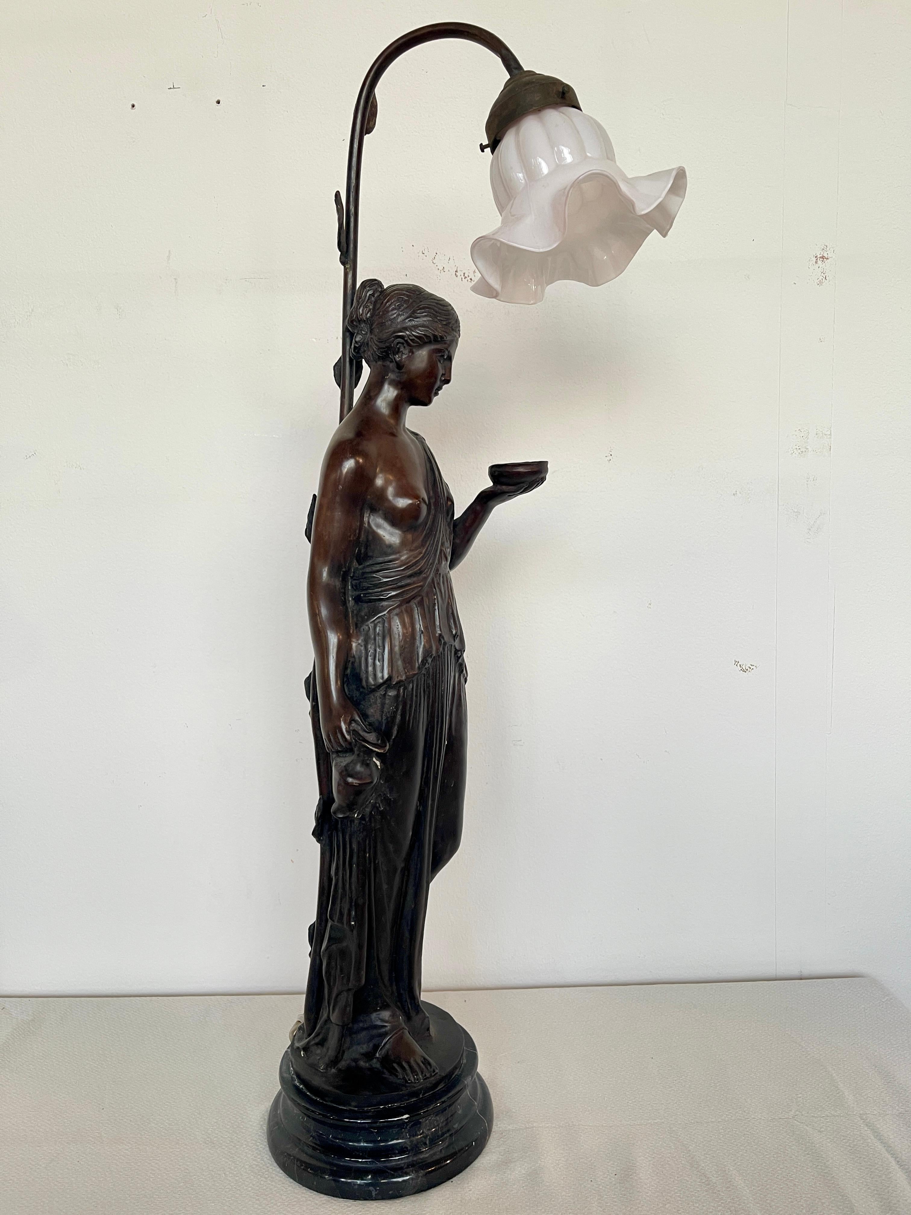 Favolosa lampada antica in stile Art Déco con figura di donna XIX secolo In condizioni buone in vendita a Cantù, IT