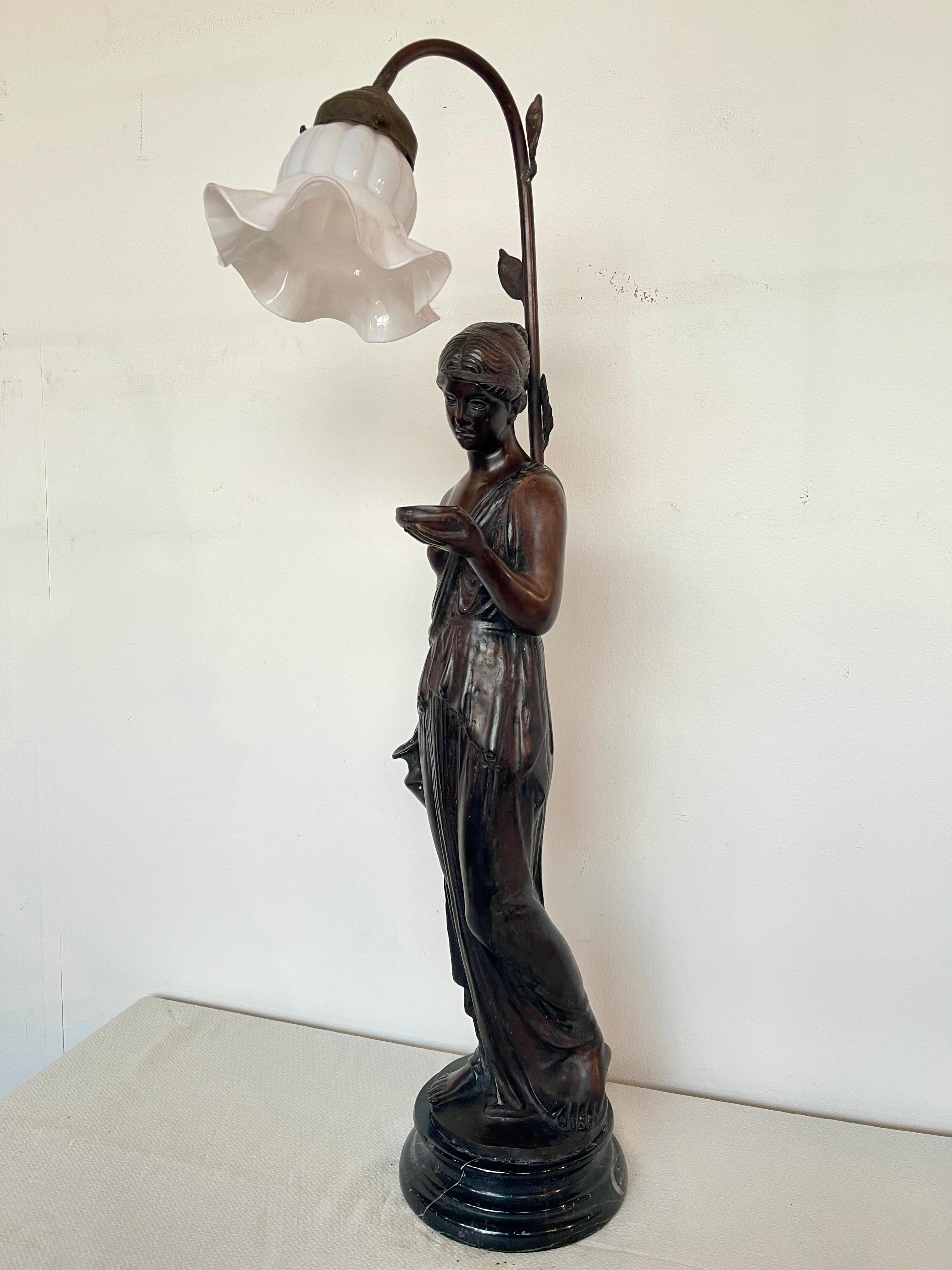 Bronzo Favolosa lampada antica in stile Art Déco con figura di donna XIX secolo in vendita