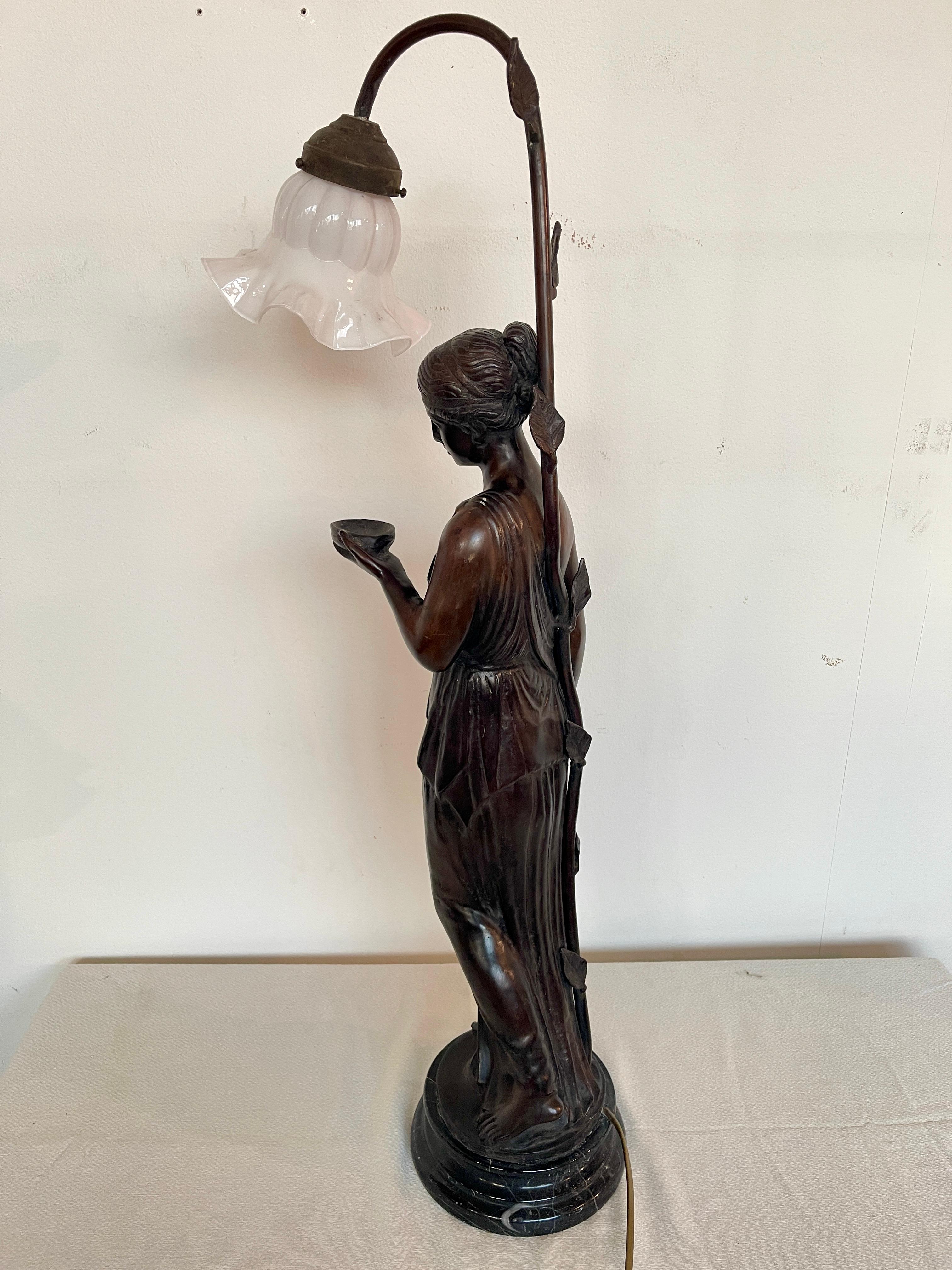 Favolosa lampada antica in stile Art Déco con figura di donna XIX secolo in vendita 2