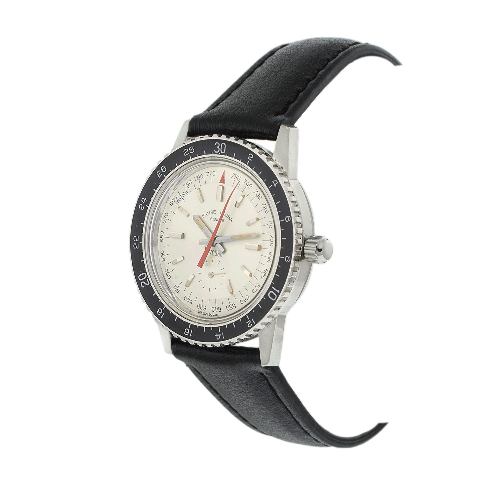 Dies ist ein Favre-Leuba Biwak Höhenmesser Barometer Referenz 53213. Diese Werkzeuguhr hat ein neuwertiges, silbernes Zifferblatt, eine schwarze Lünette und ein Handaufzugswerk. Diese Uhren wurden von Alpinisten bei der Erstbesteigung der Nordseite