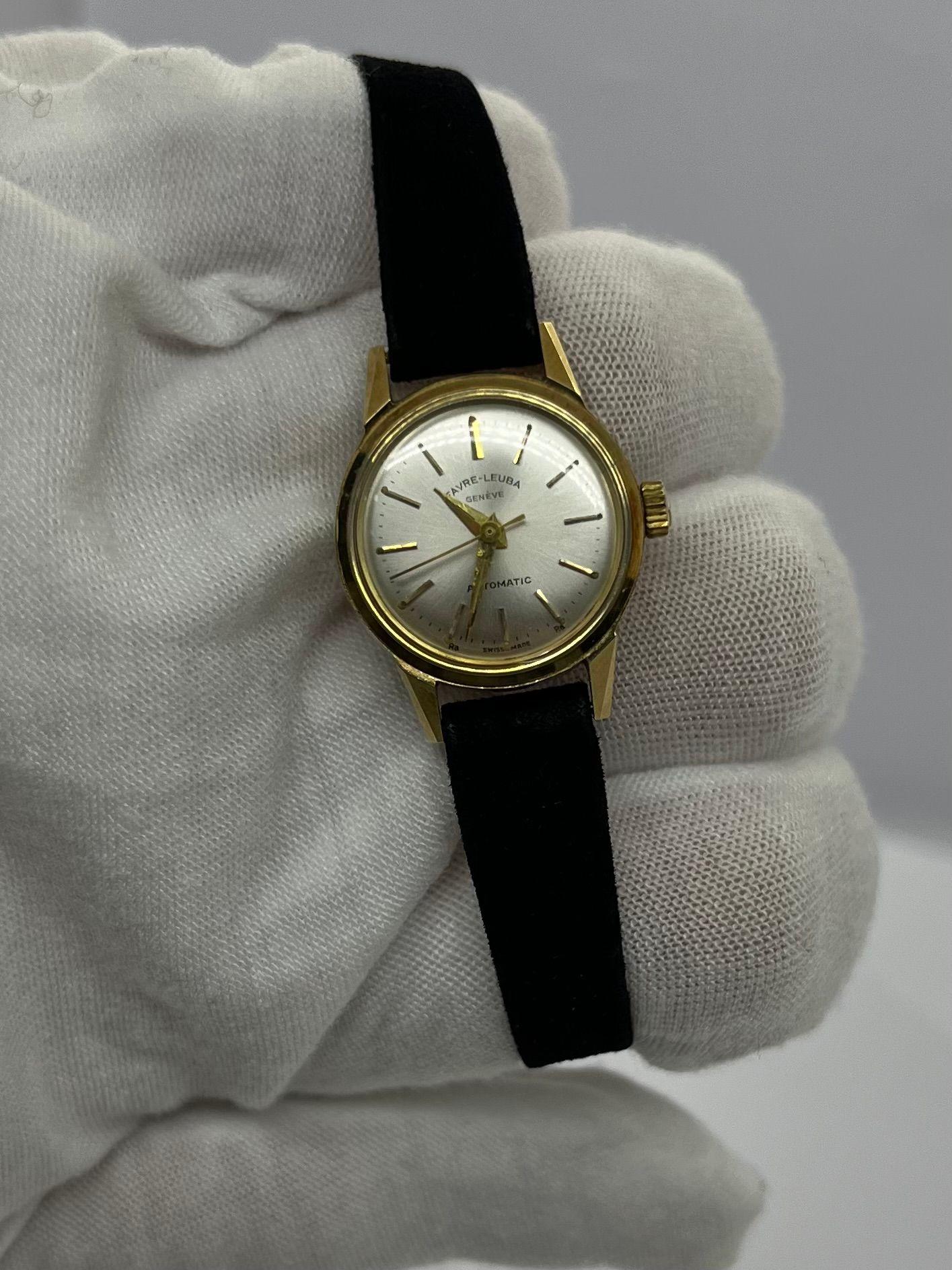 Refinado y atemporal, este reloj Favre Leuba de oro amarillo cautiva con sus delicadas líneas y su limpia esfera plateada. La caja de 20 mm complementa a la perfección la elegante correa de piel negra, creando un accesorio discreto pero precioso que