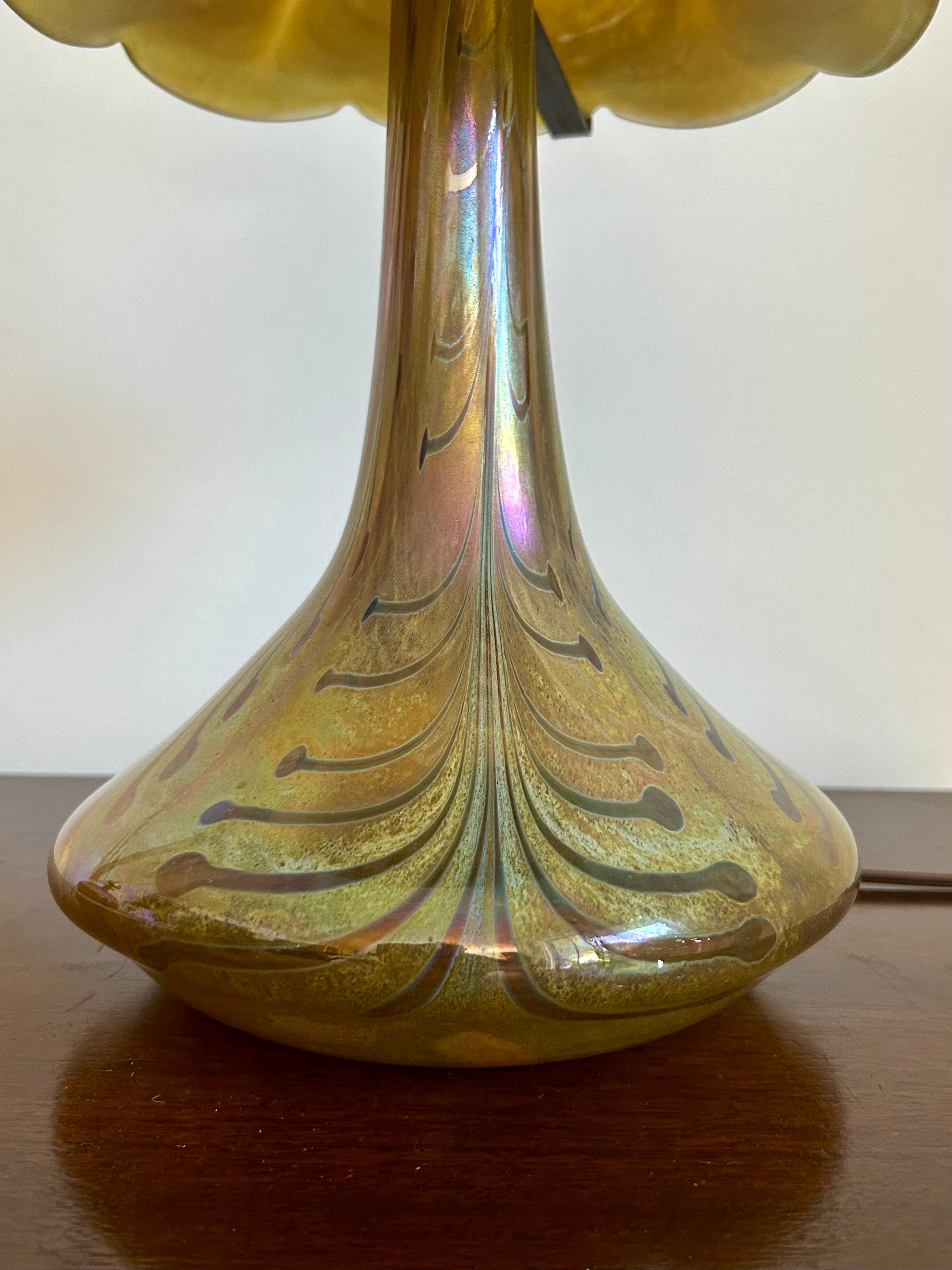 Realizzato presso gli studi Swallowtail in California.
Unico nel suo genere.
Vetro soffiato con un meraviglioso motivo a favrile.
Cablaggio originale con ferramenta e terminale in ottone (normale usura / patina).
Nessun danno o riparazione.
Graffi