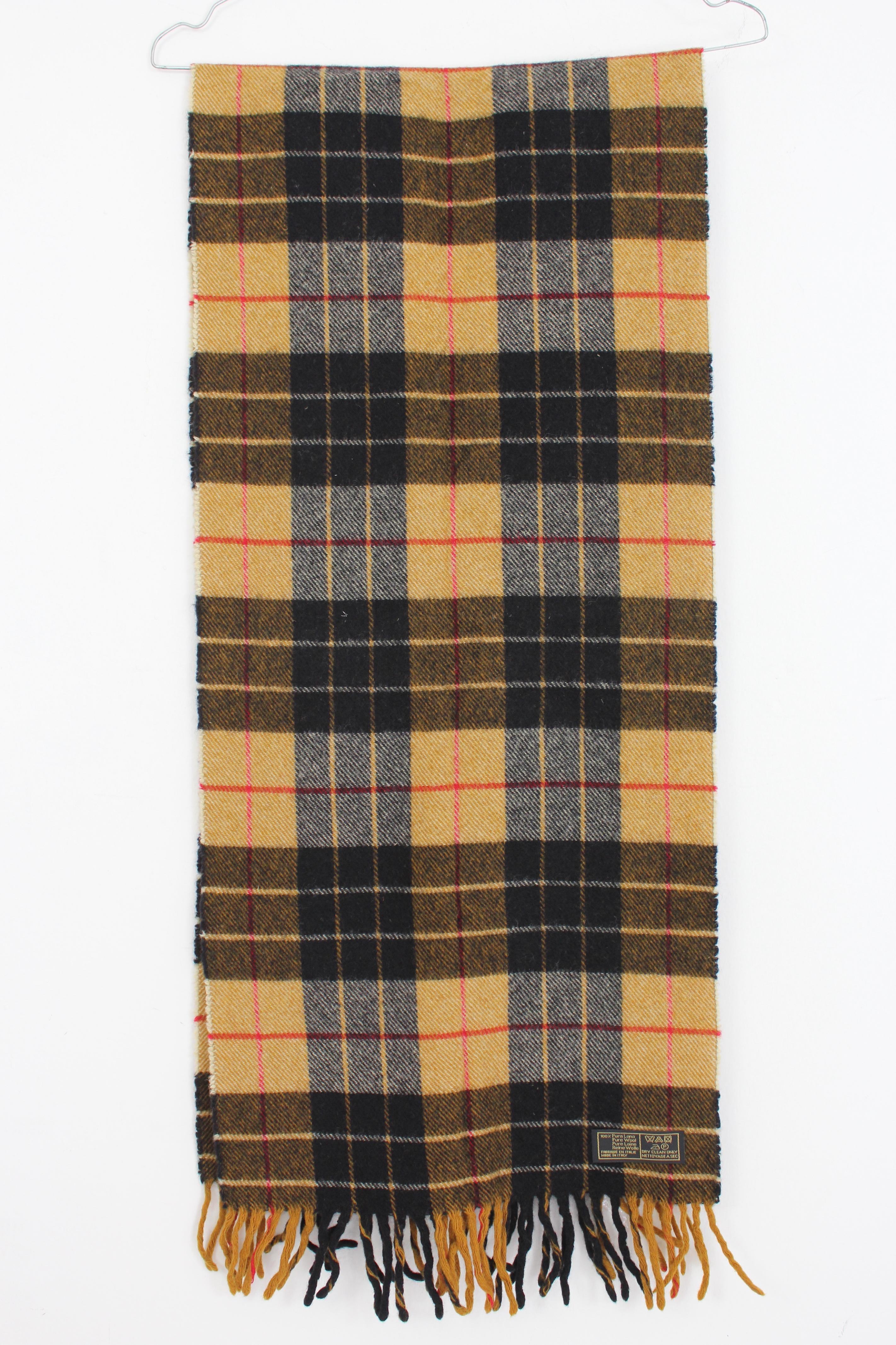 Fay vintage 2000s men's scarf. Scarf with beige and black checked pattern. 100% wool fabric. Made in Italy.

Condition: Excellent

Item used few times, it remains in its excellent condition. There are no visible signs of wear, and it is almost as