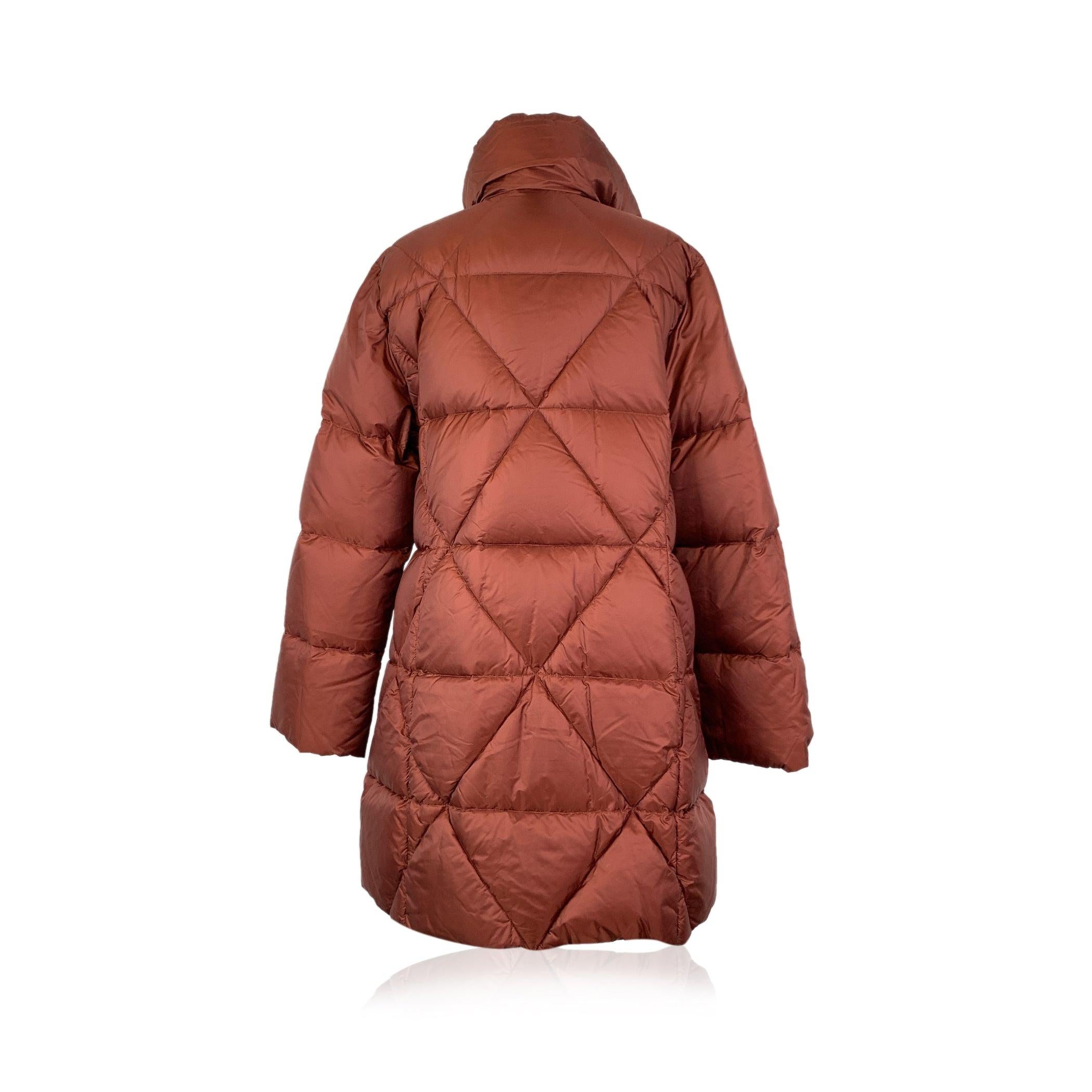 This Fay red padded qulted dow coat is the perfect blend of classic Italian craftsmanship and contemporary style. Crafted from a luxurious quilted nylon fabric, it offers warmth and sophistication for colder months. The coatis detailed with pointed