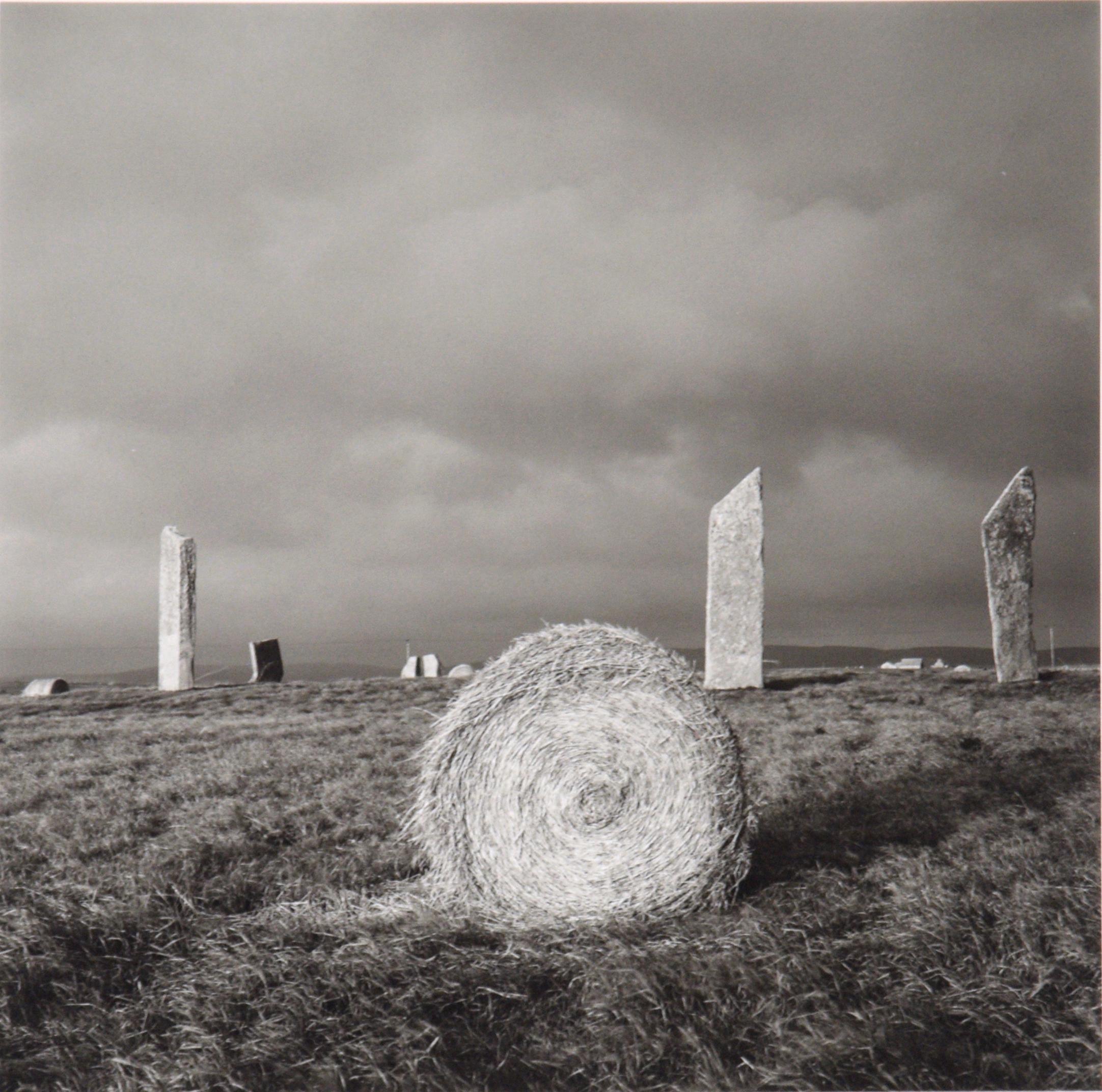 Le pietre di Stennes, Orcadi - Fotografia in bianco e nero - Print di Fay Godwin