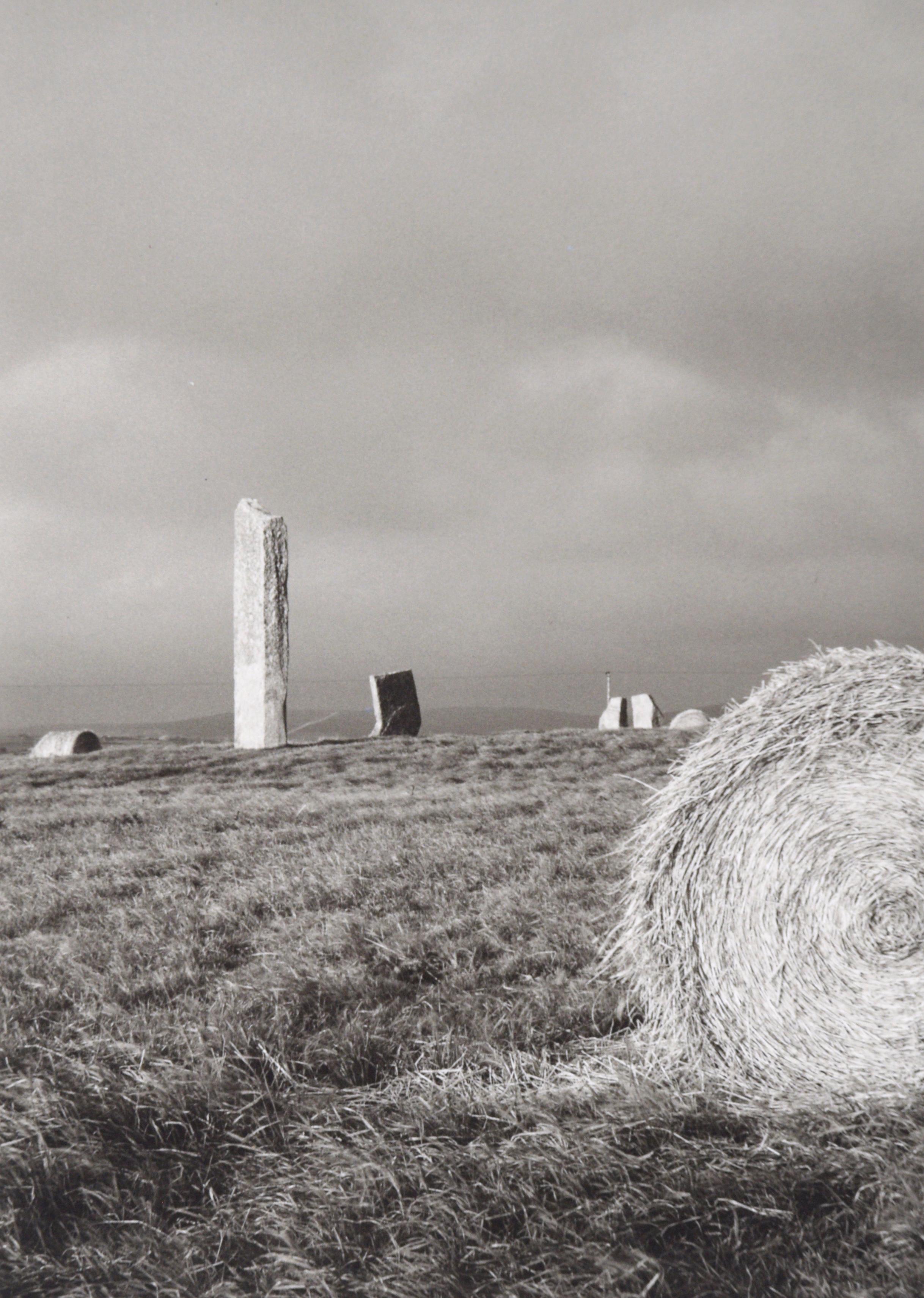 Le pietre di Stennes, Orcadi - Fotografia in bianco e nero - Print Fotorealista di Fay Godwin