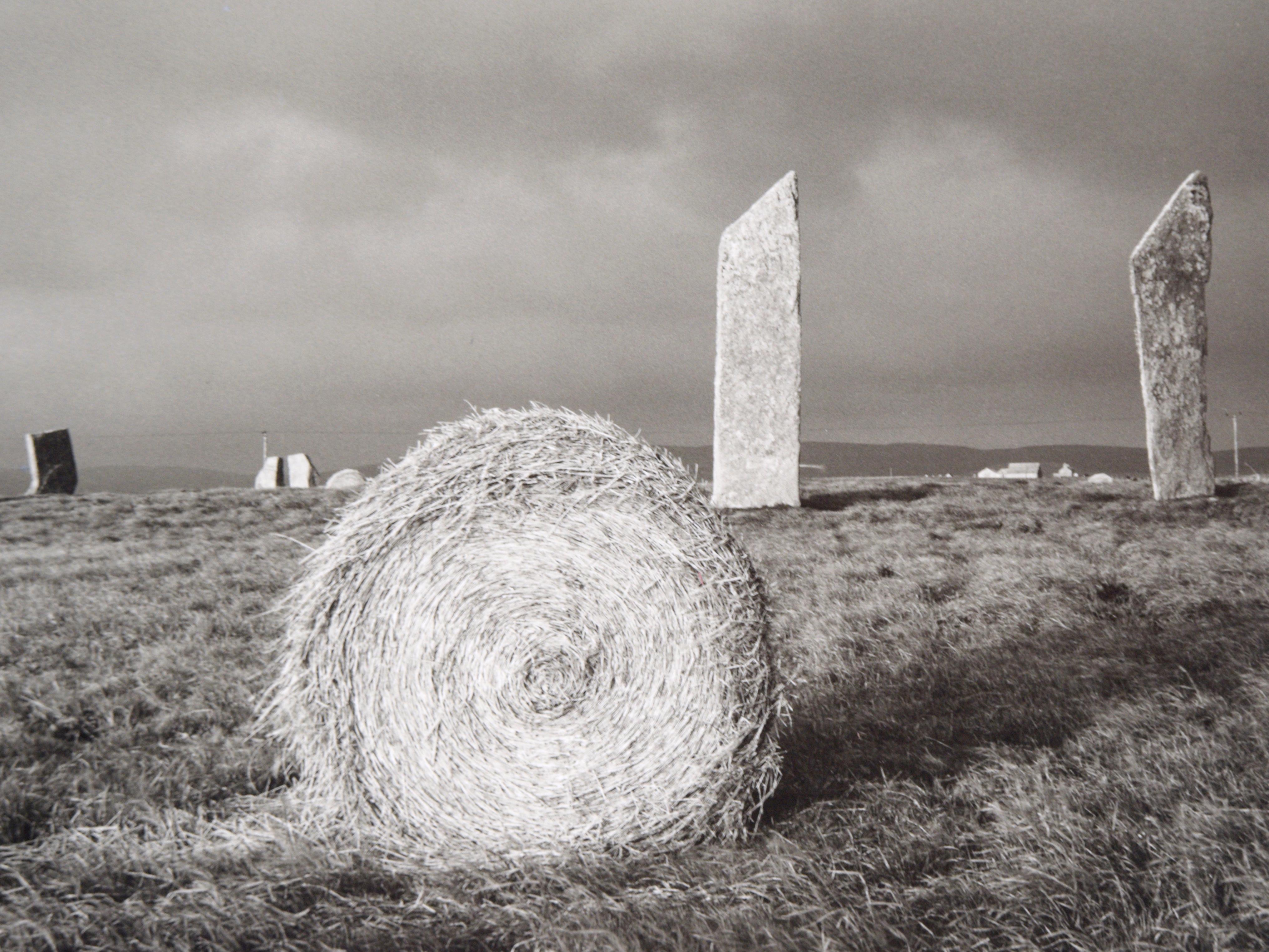 Le pietre di Stennes, Orcadi - Fotografia in bianco e nero - Landscape Print Grigio di Fay Godwin