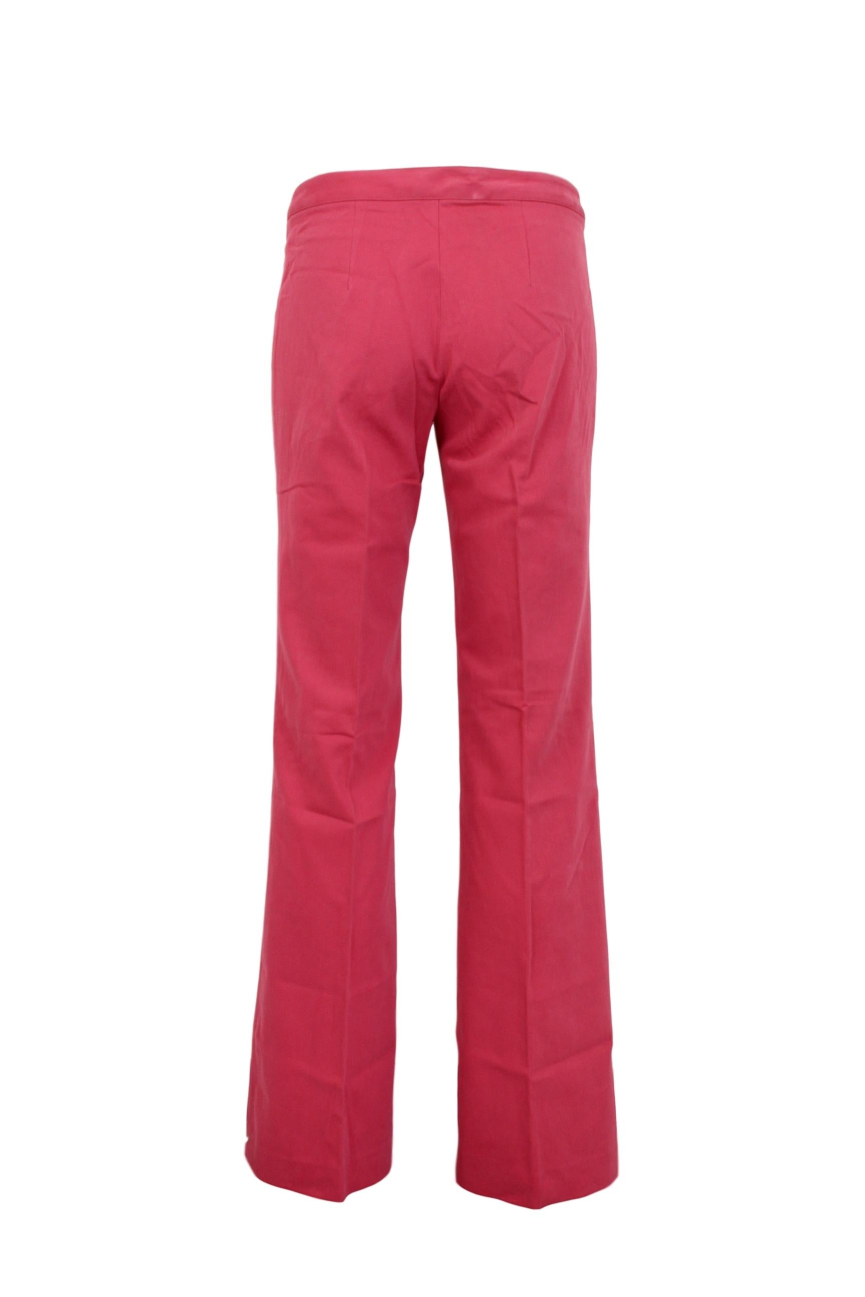 Fay 90s vintage women's trousers. Classic model, wide leg, flared. Pink color, 95% cotton 5% elastane. Closure with clip and zip. Carabiners on the hips. Made in Italy. New with tag, coming from stock.

Size: 46 It 12 Us 14 Uk

Waist: 40 cm

Length: