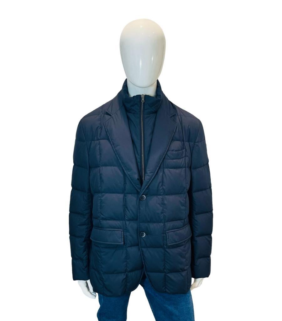 Fay Quilted Down Jacket
Navy layered jacket designed with high zipped neck and and spread collar overlay.
Featuring dual button closure and interior zipped fastening.
Detailed with flap pockets to the front.
Size – XXXL
Condition – Very
